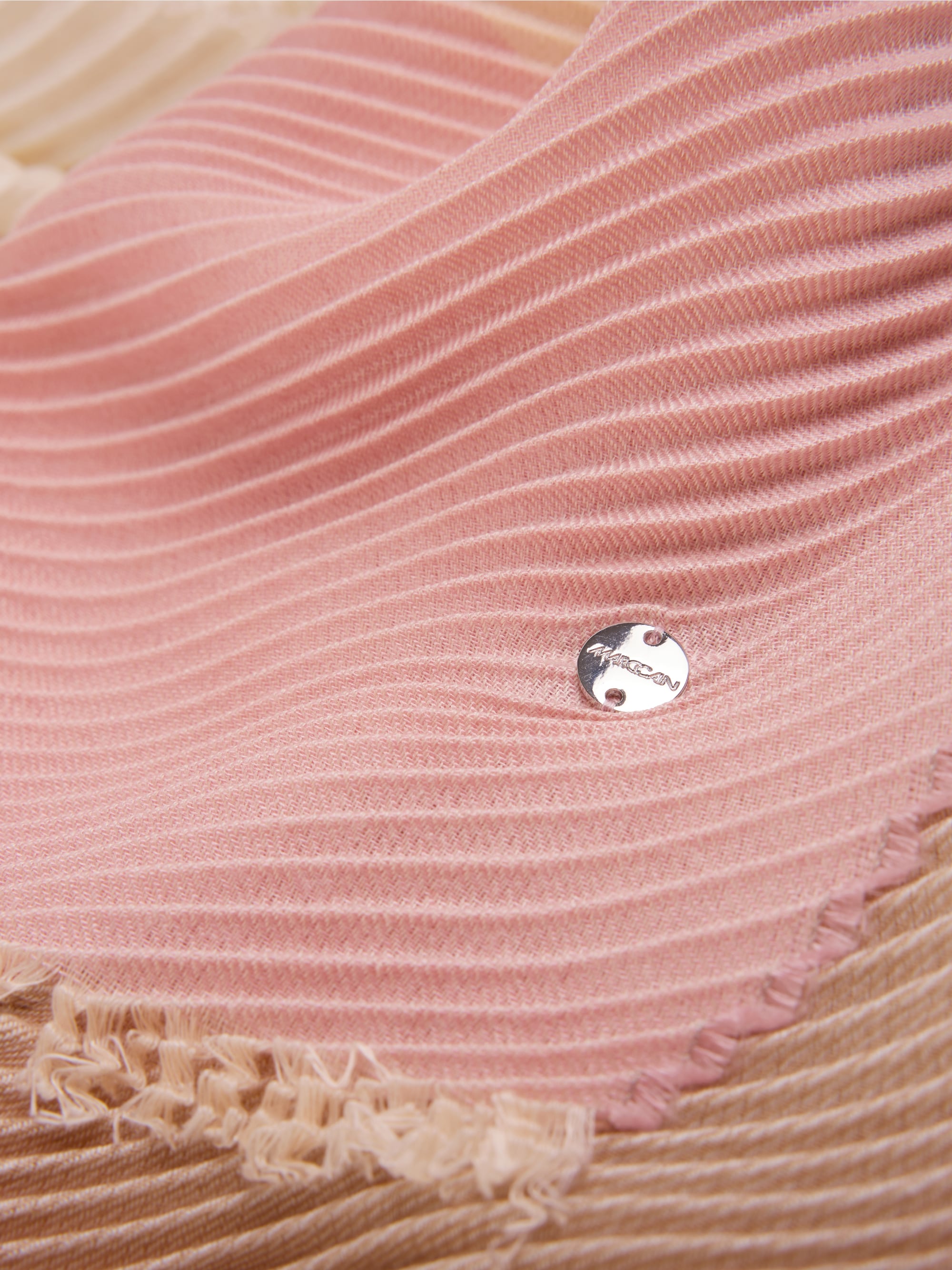 Pleated scarf with fine fringes