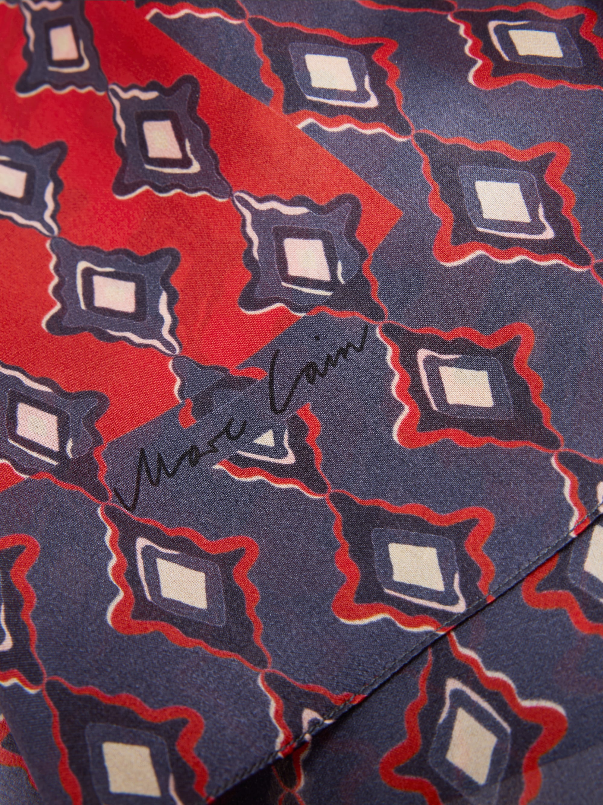 Seidenschal mit Rautenmuster