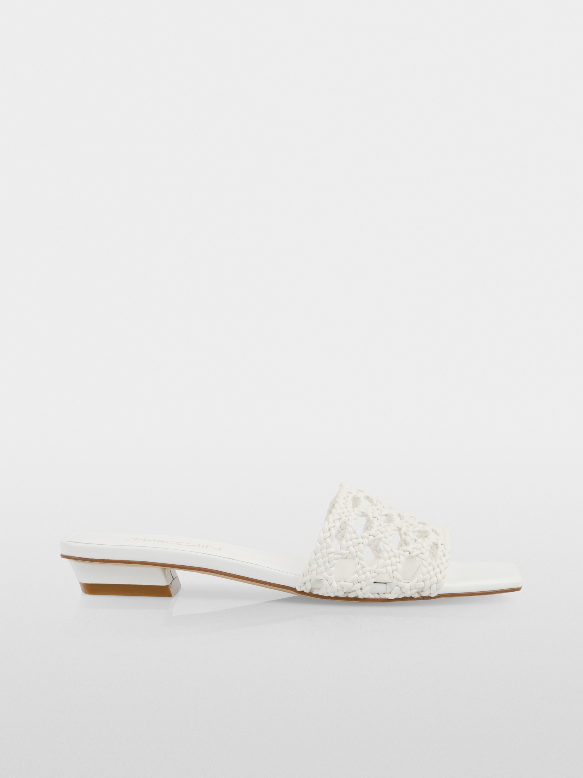 Flat sandals with macramé straps