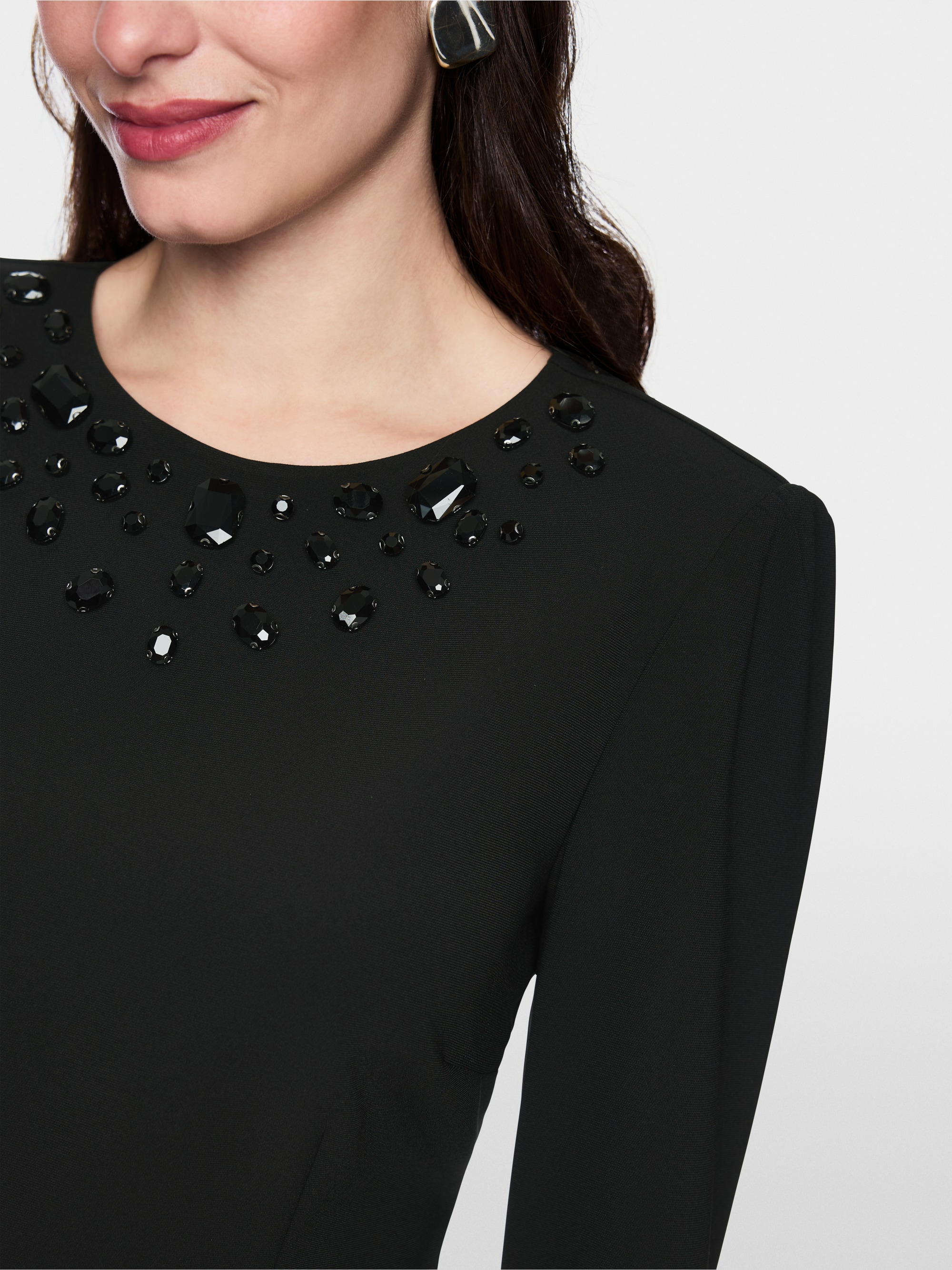 Robe avec pierres décoratives