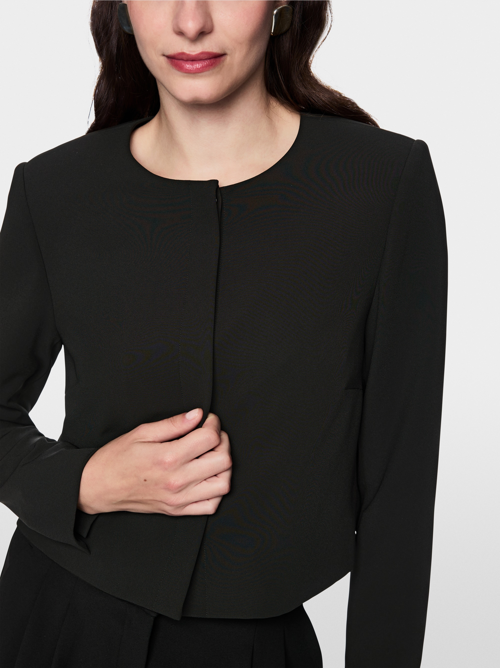 Short jacket with shoulder emphasis