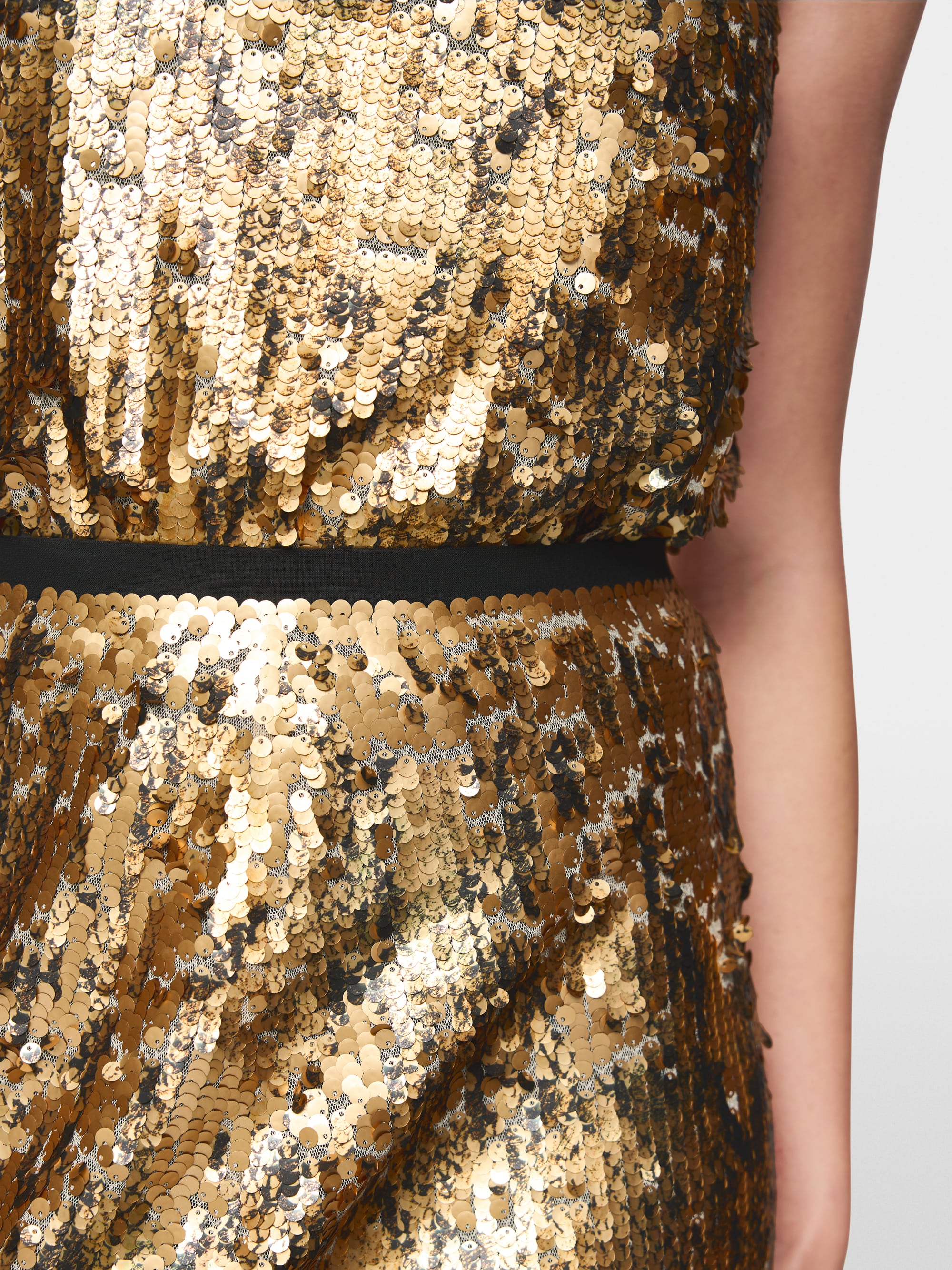 Minirock mit goldenen Pailletten