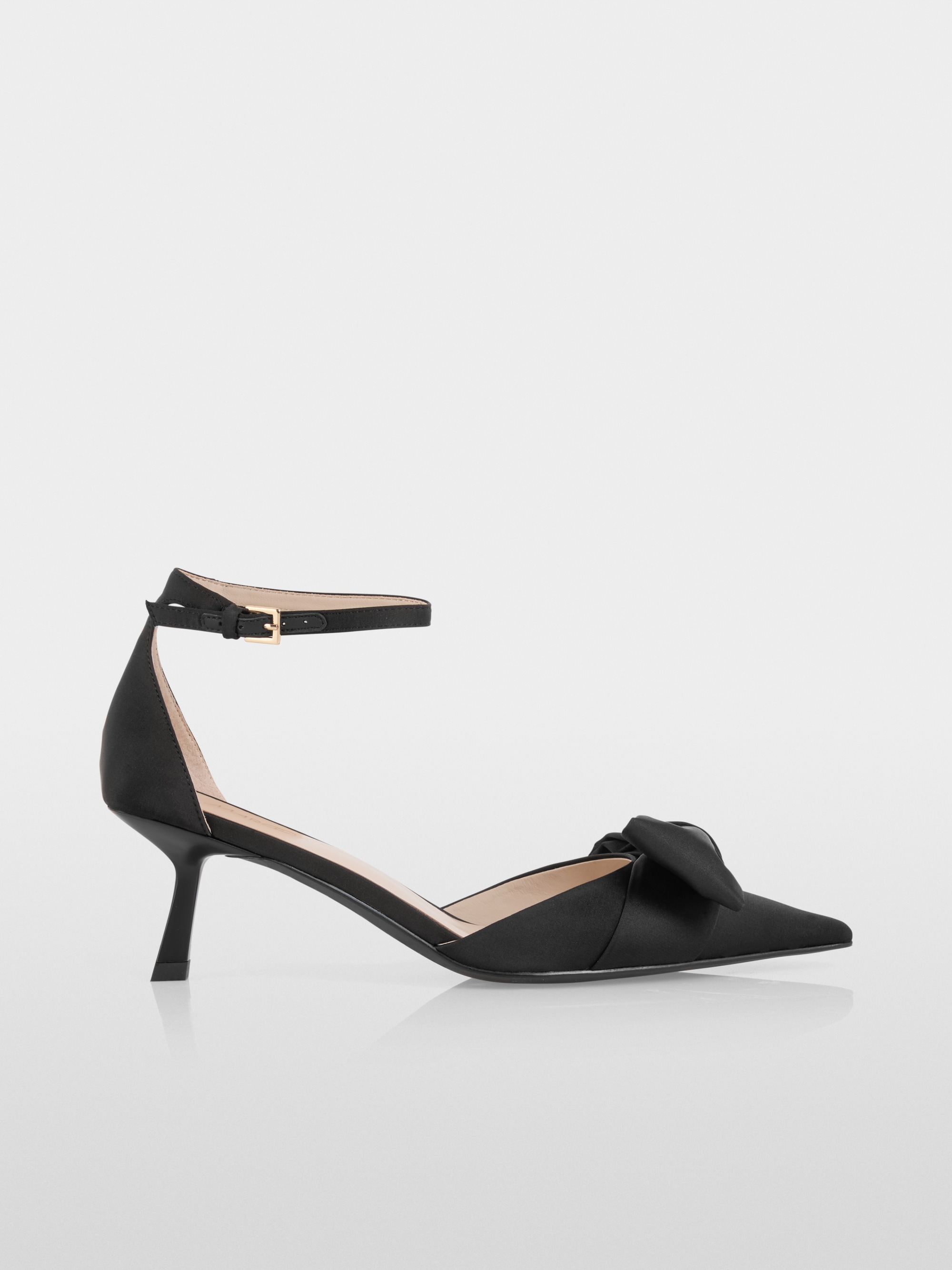 Elegant sandals with decorative bow