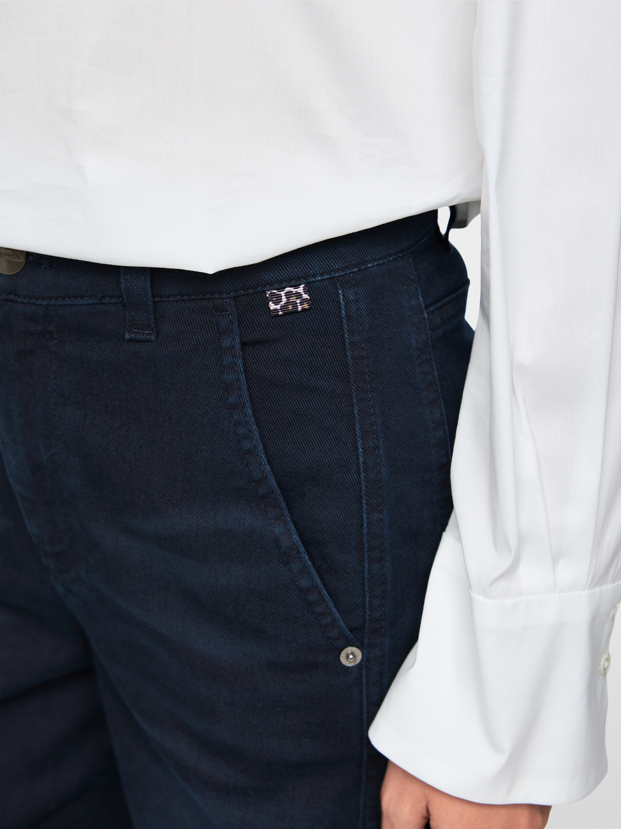 RUMA relaxed-fit jeans with O-shape