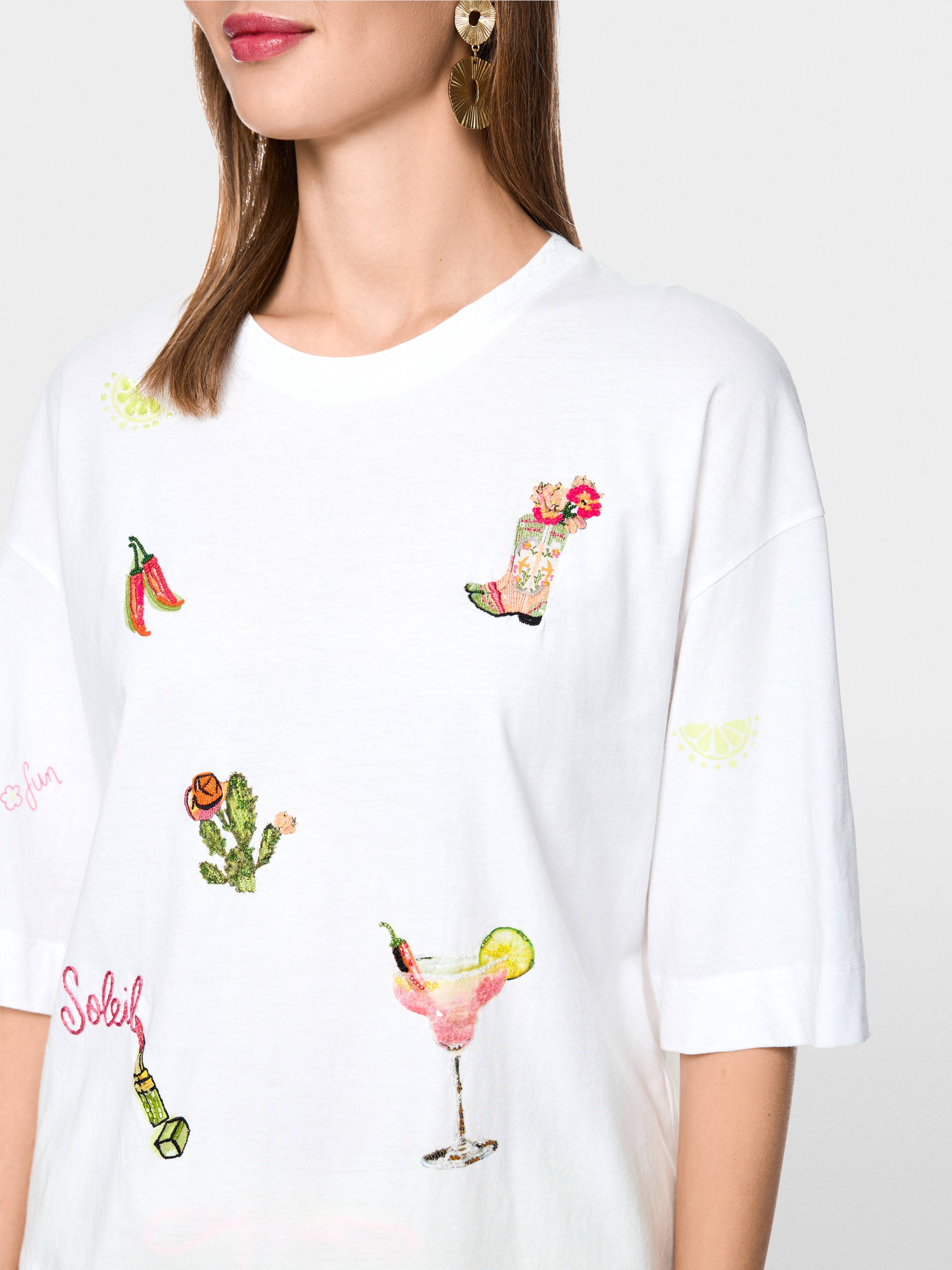 Shirt with 3/4 sleeves and patches