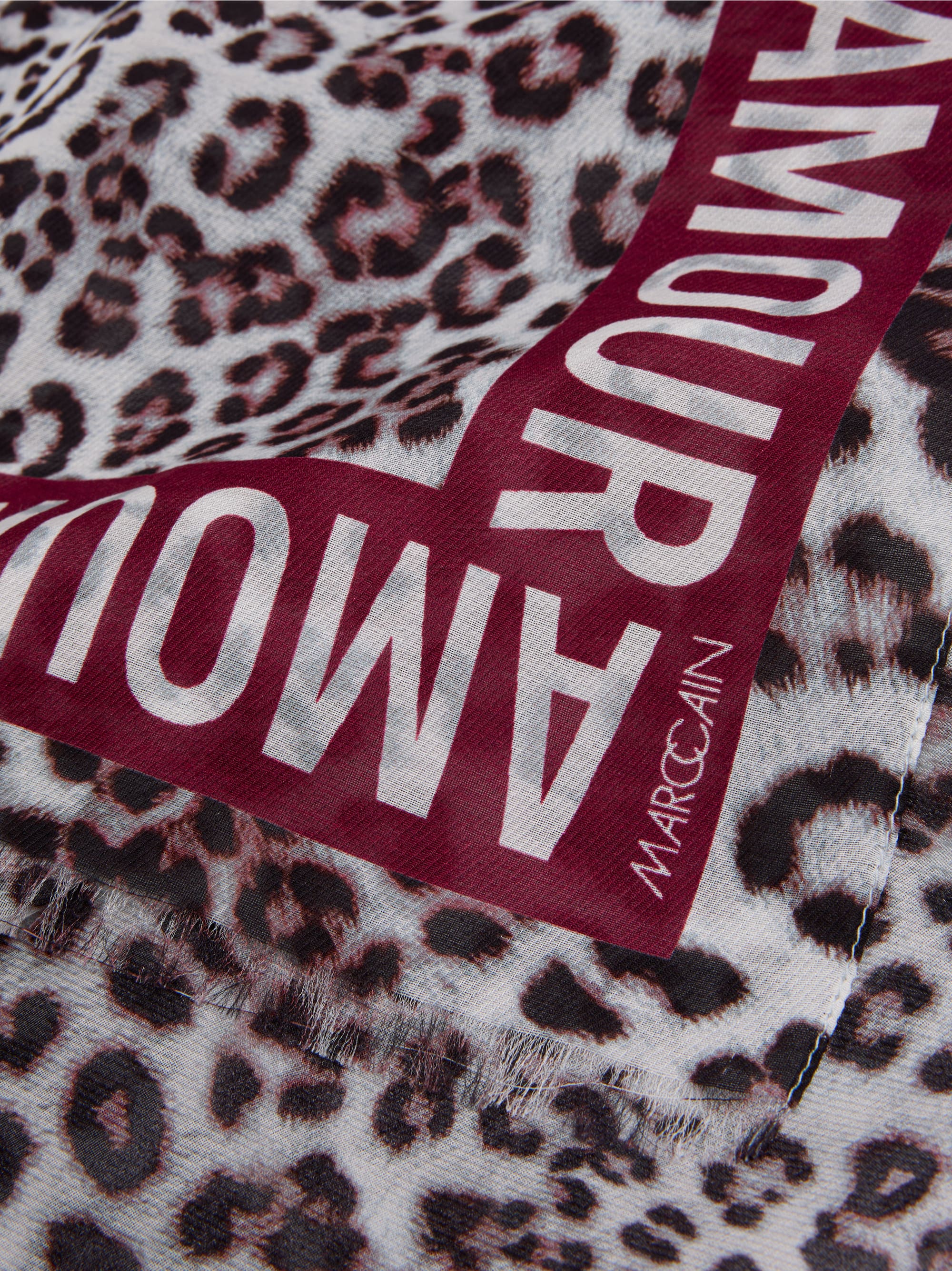 Scarf with leopard print