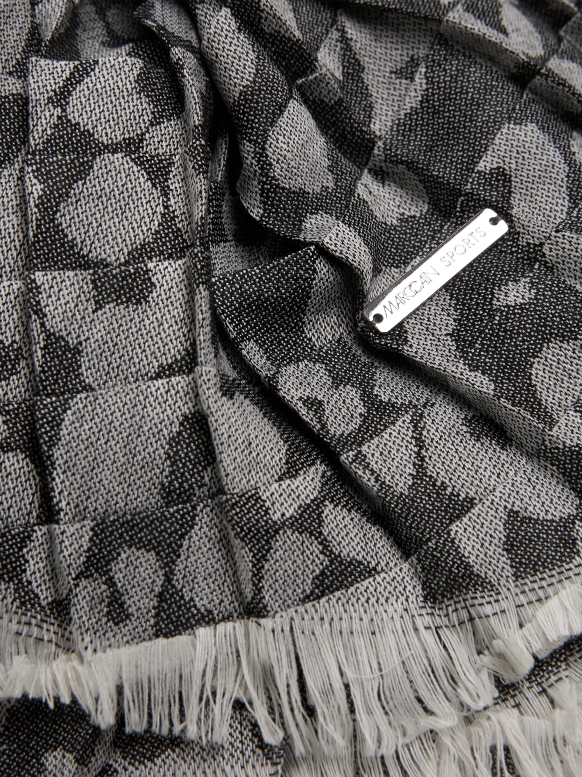 Scarf with leopard print