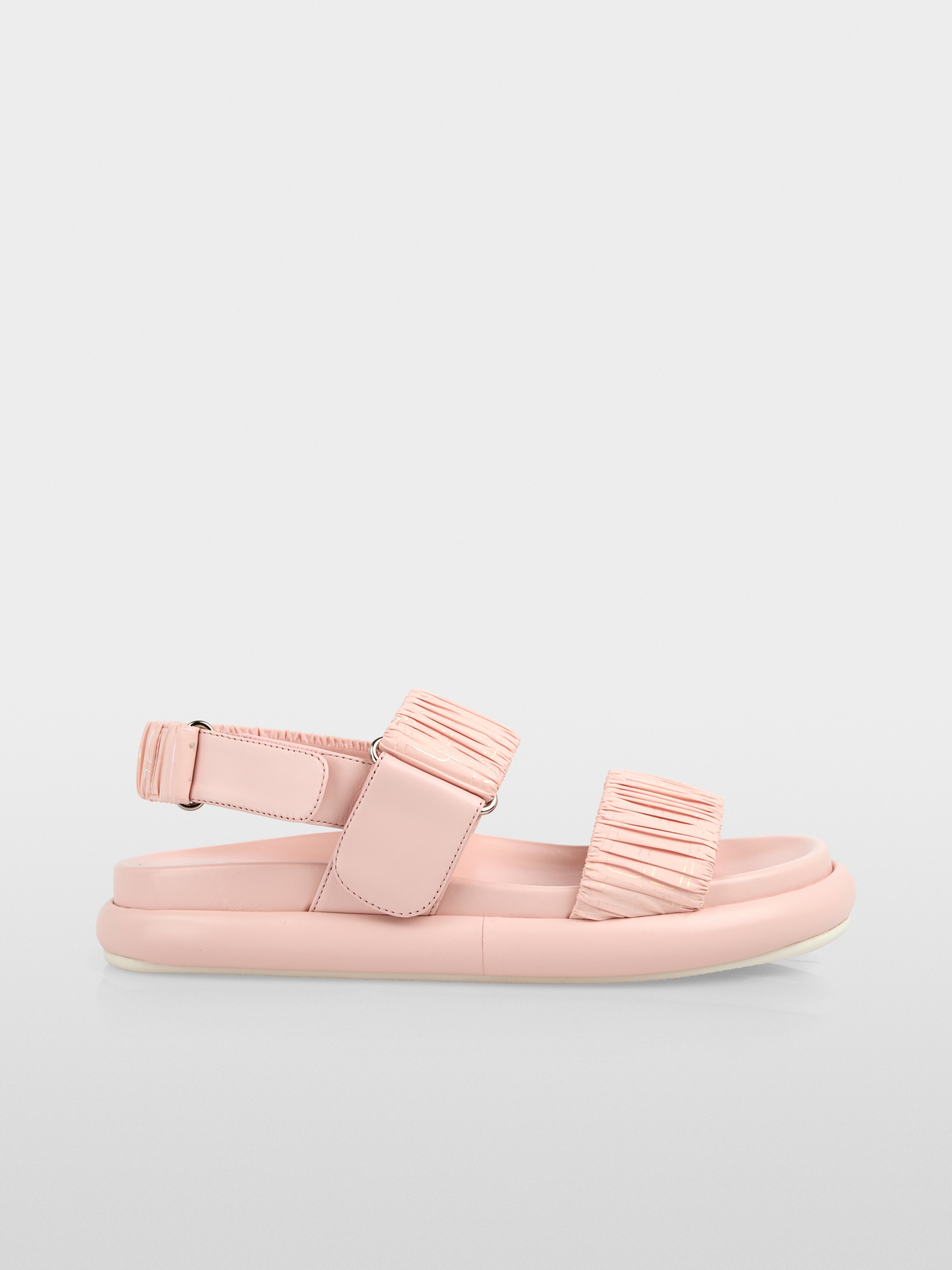 Sandals with gathering