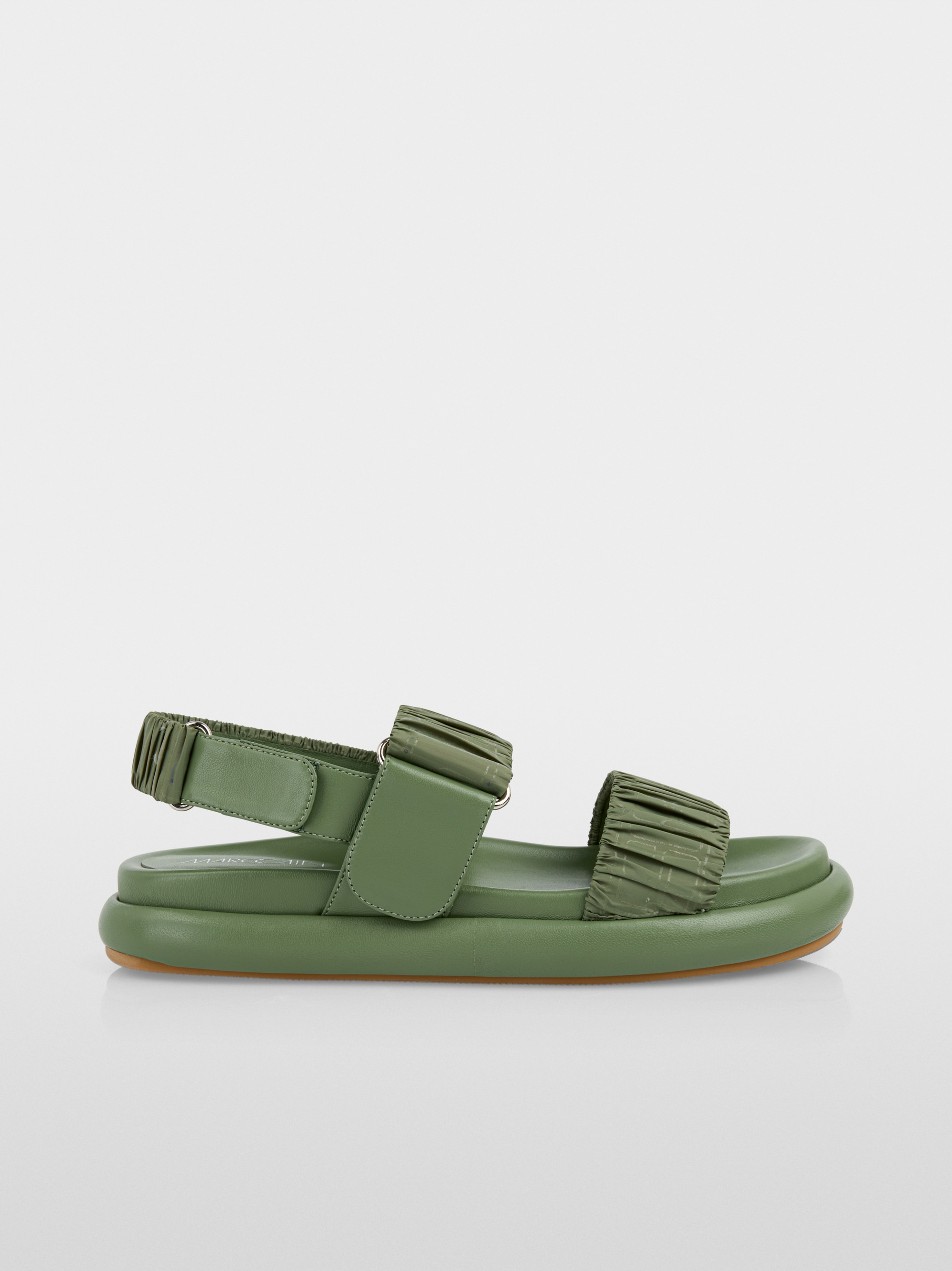 Sandals with gathering