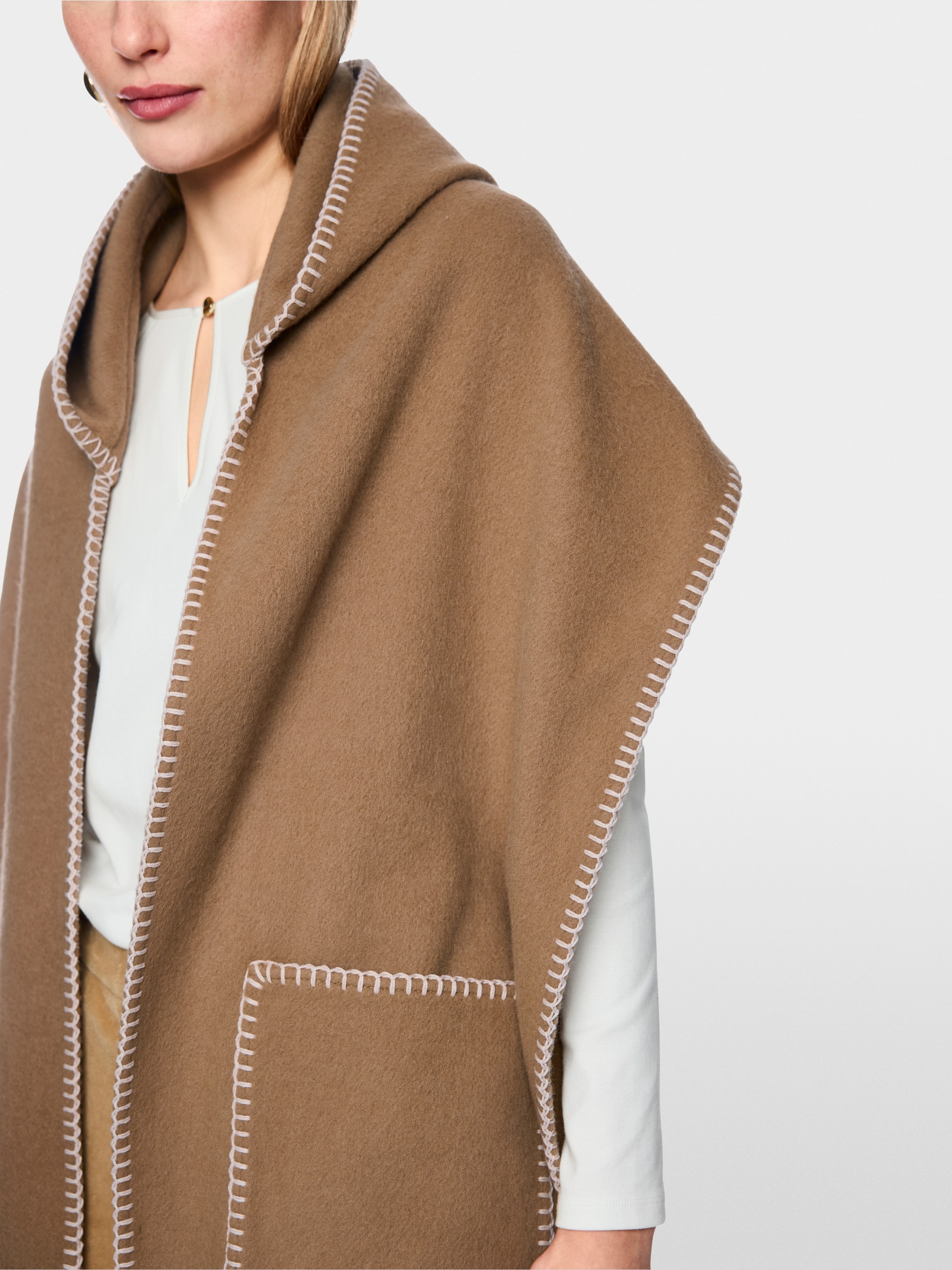Short wool-blend cape with fringing