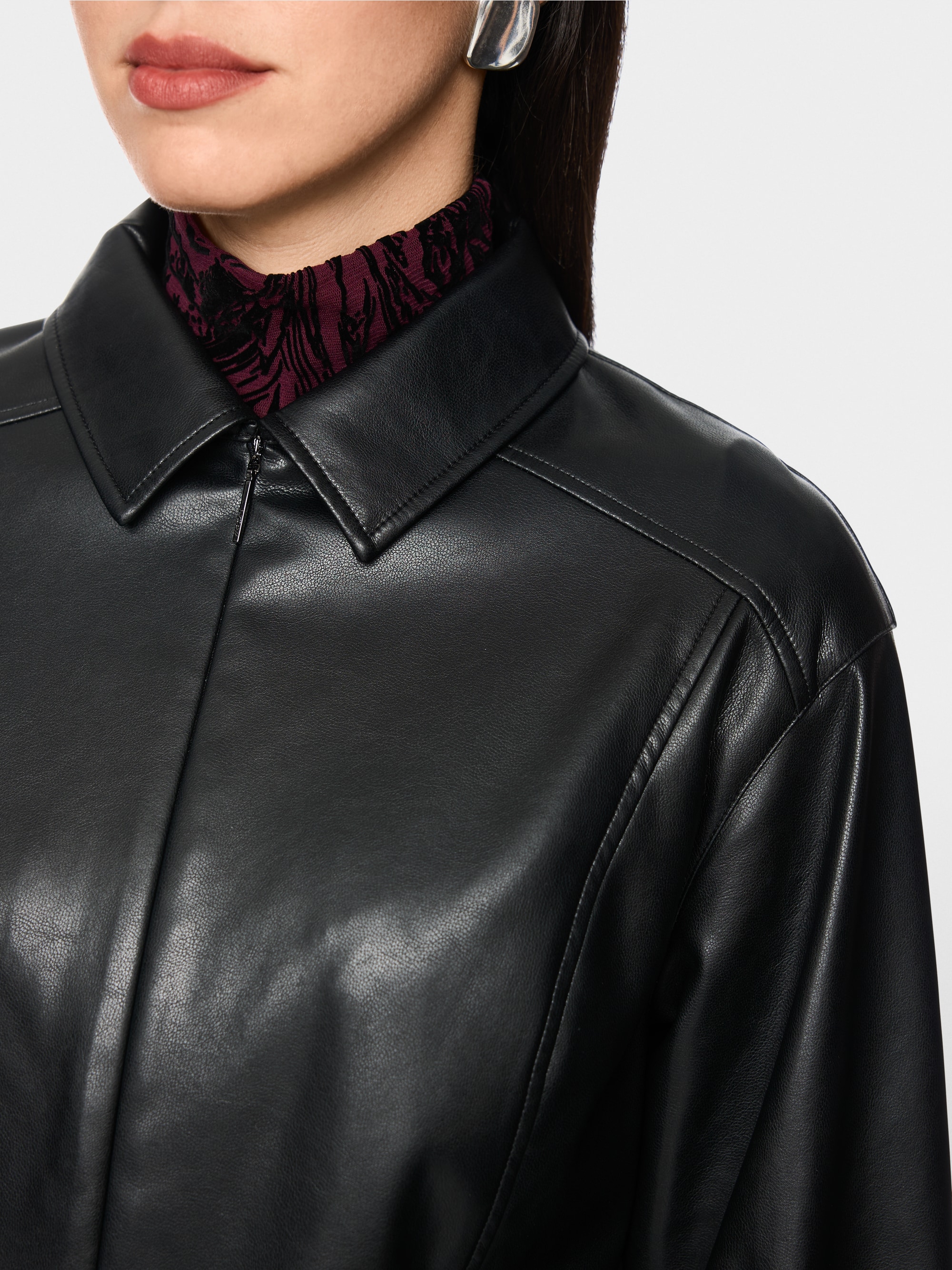Robe mi-longue à l'aspect cuir raffiné