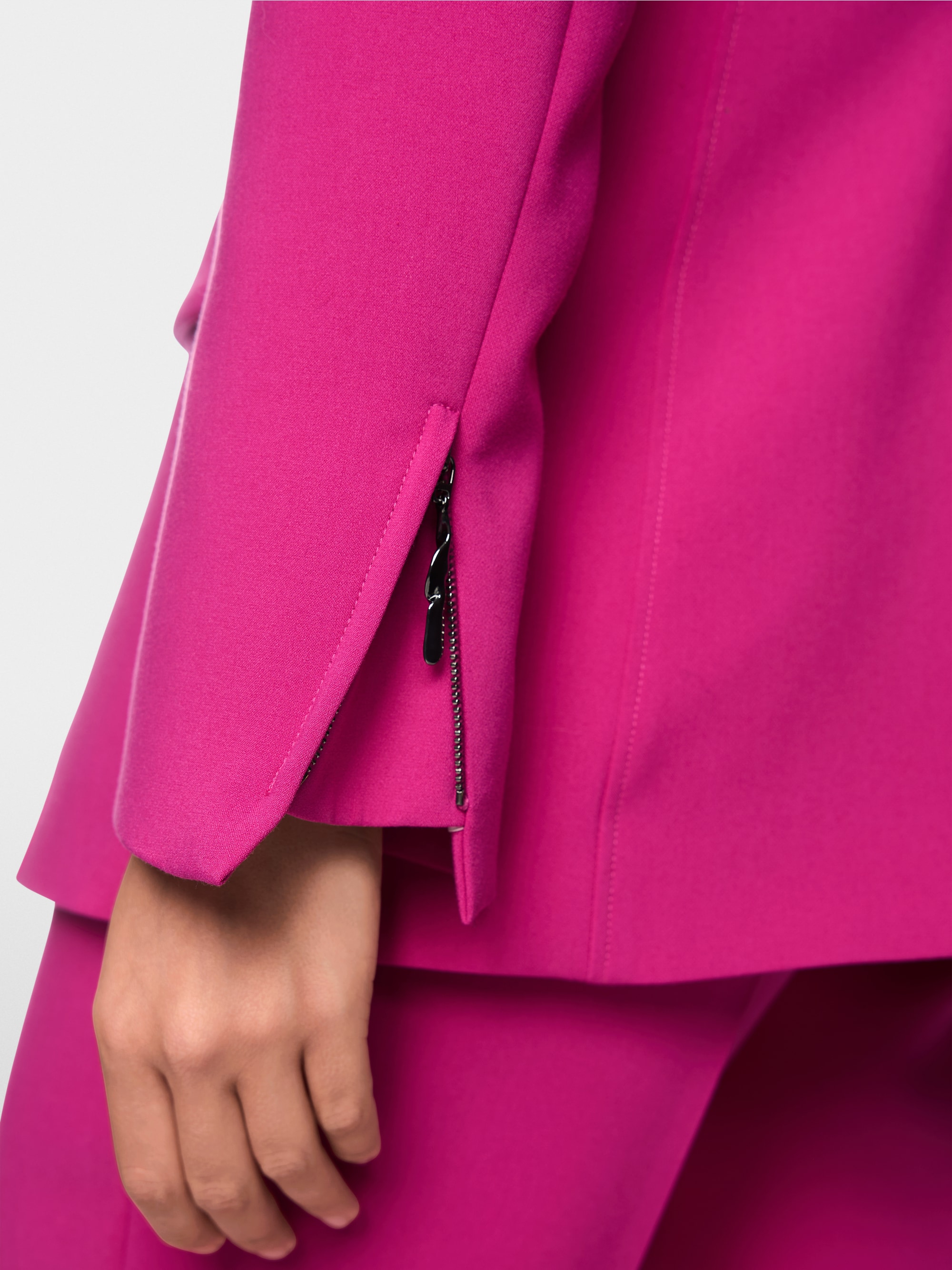 Fitted blazer with lapel collar