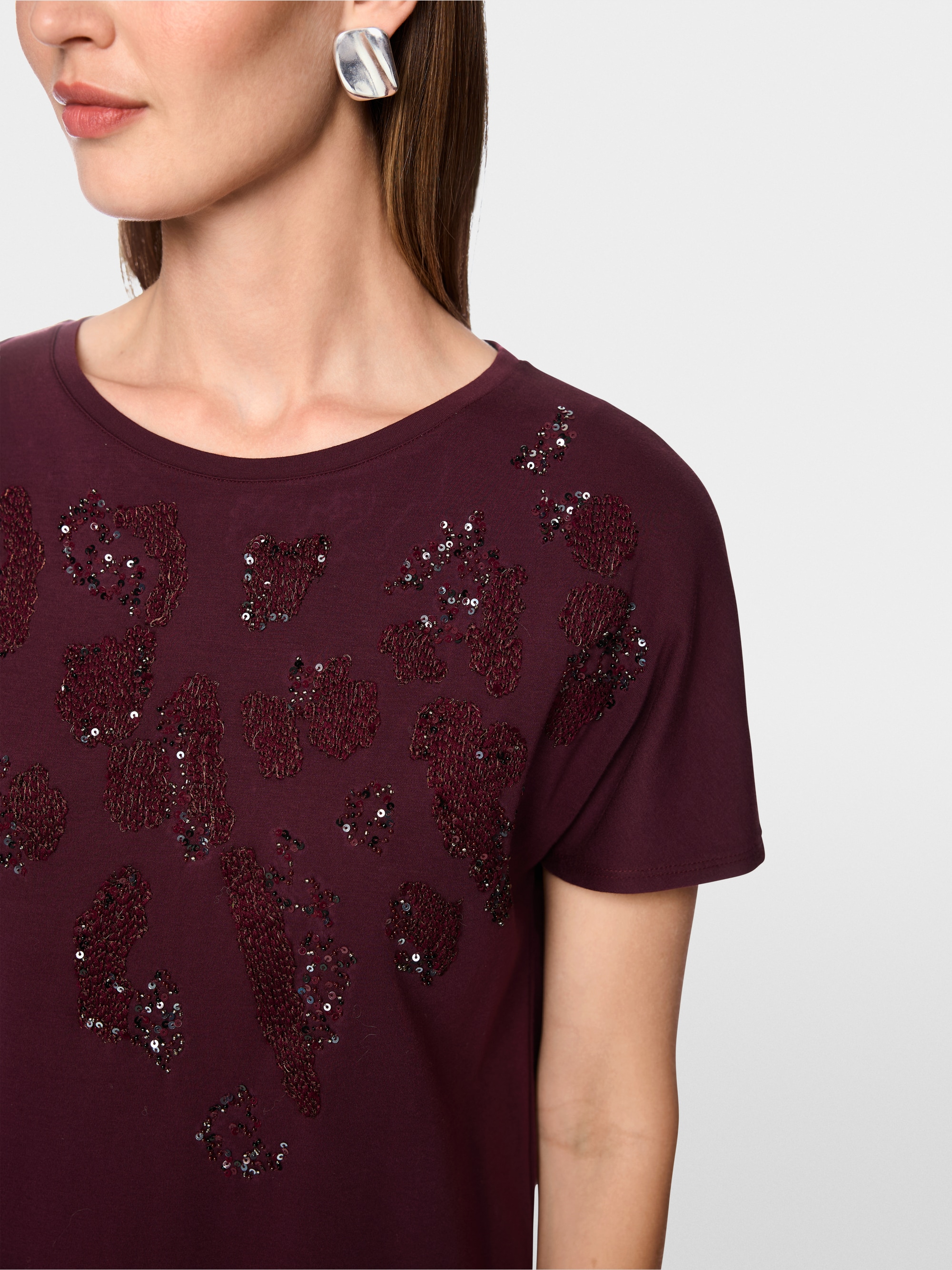 T-shirt with sequinned embroidery