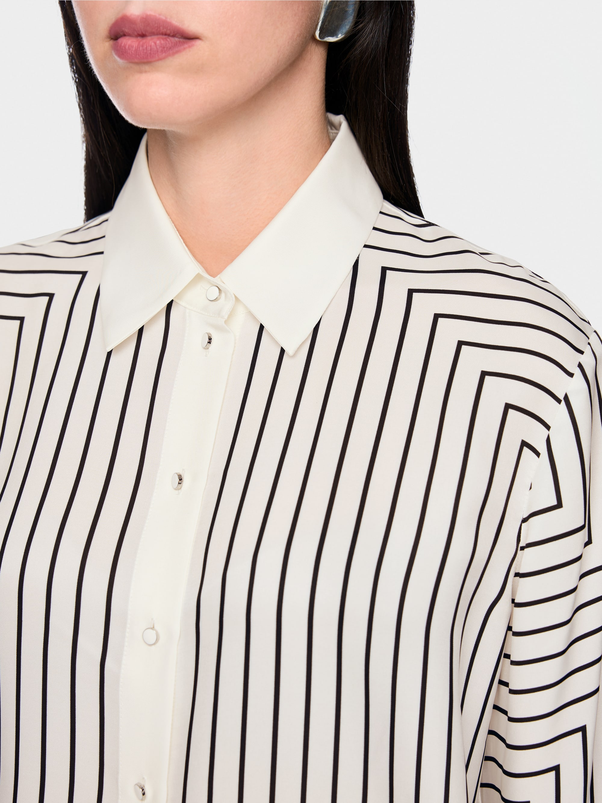 Geometric blouse in a silk blend