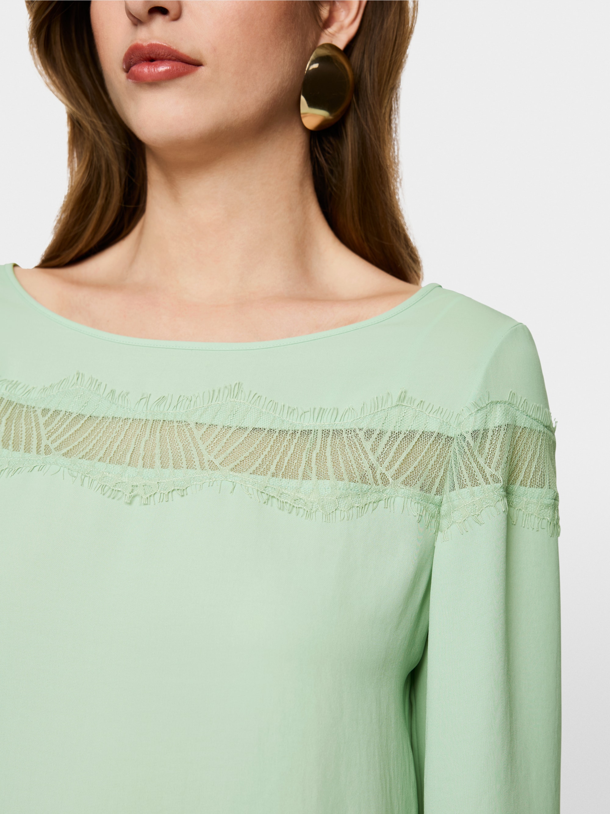 Elegant blouse with lace