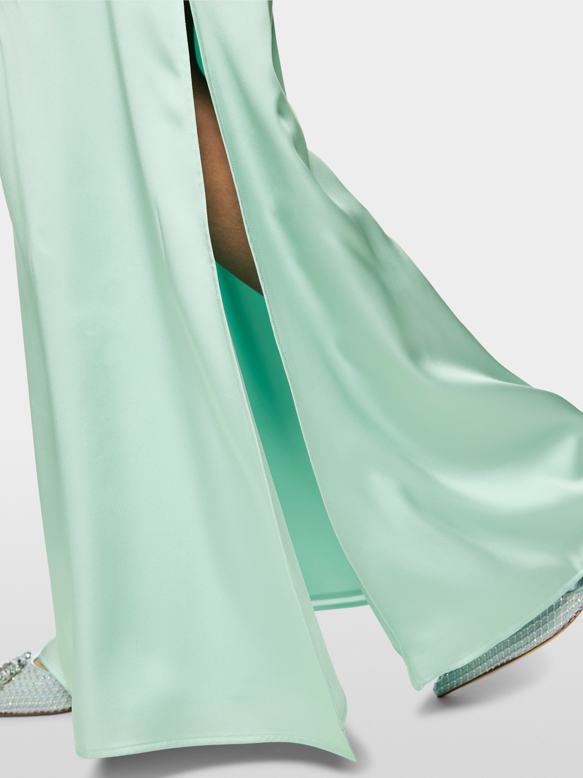 Robe de soirée asymétrique à volants
