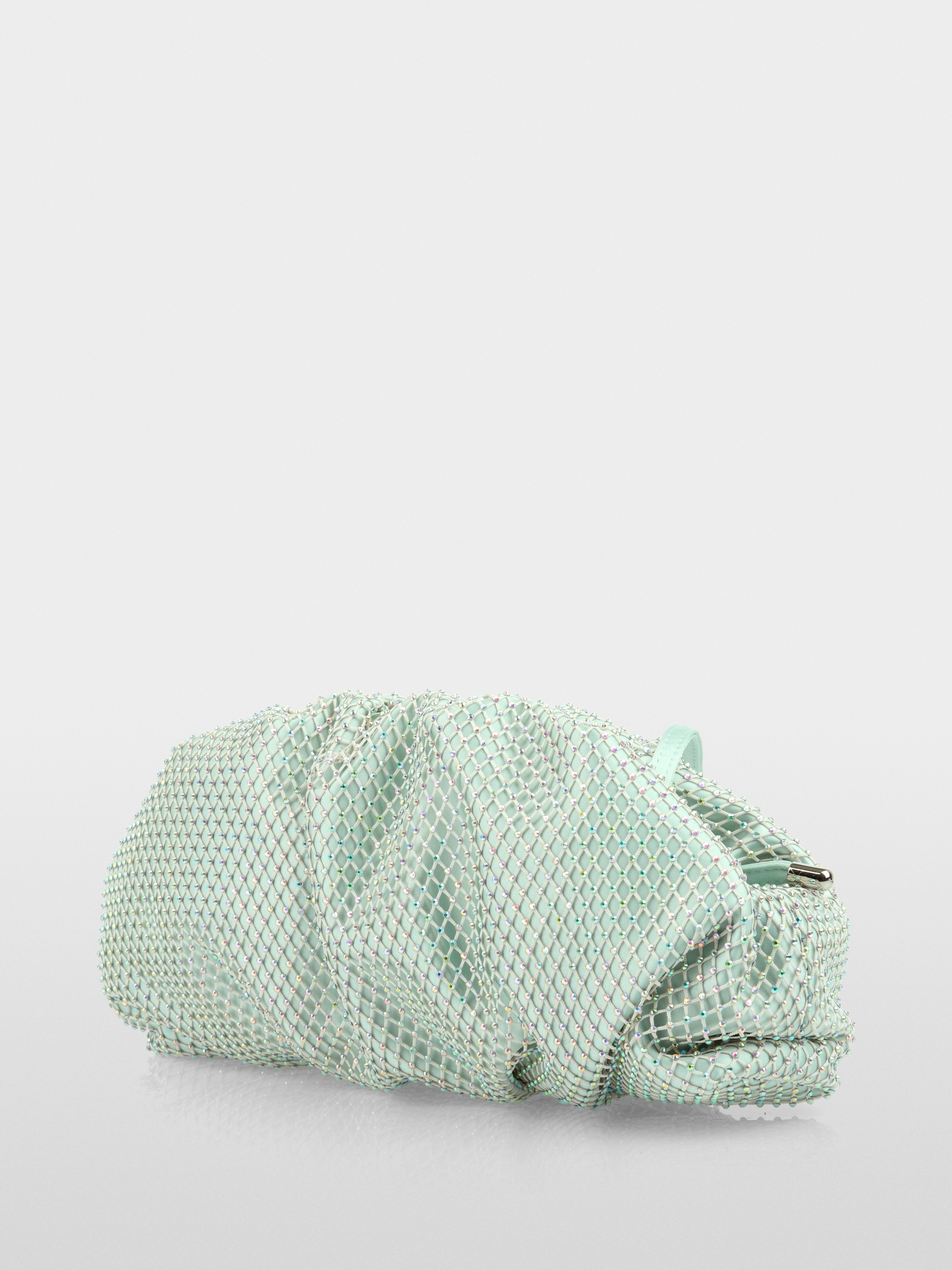 Pochette en satin ornée d'une maille de cristaux
