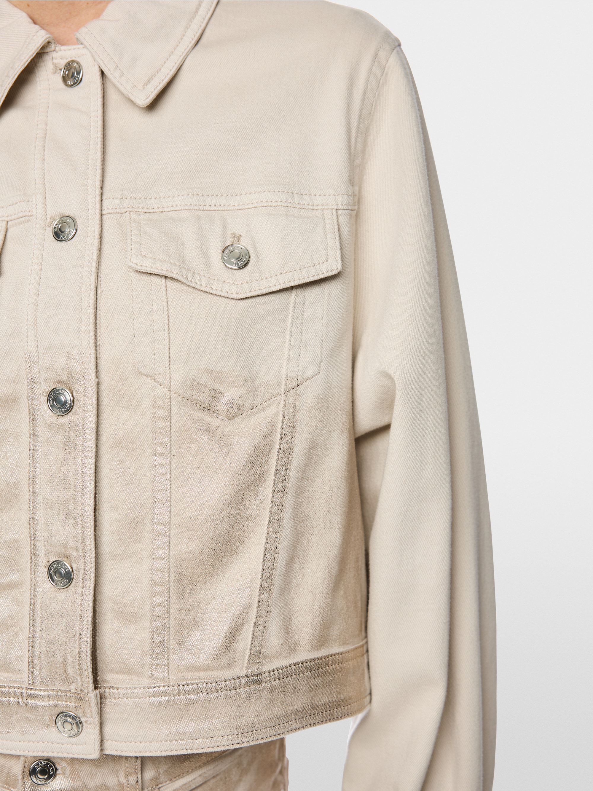 Veste en denim avec finitions dorées