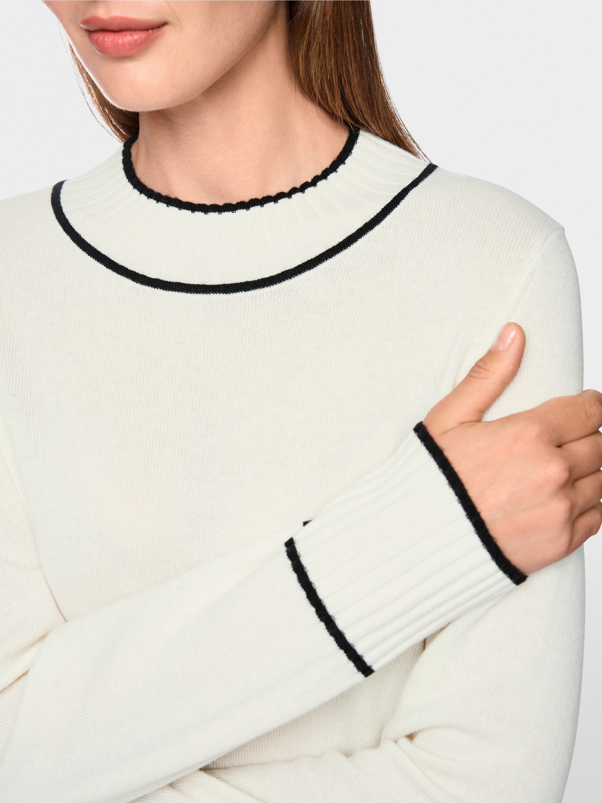 Knitted jumper with contrasting trim