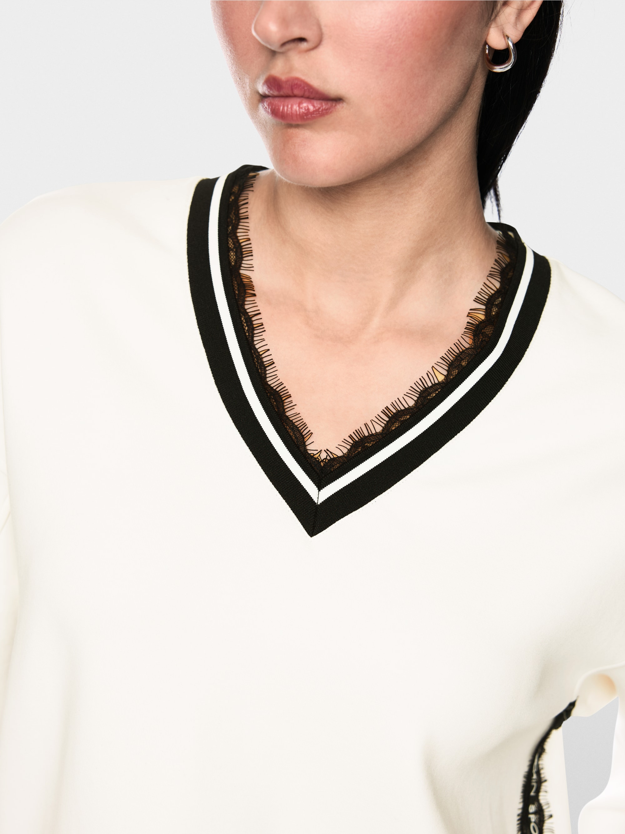 Sweatshirt with delicate lace details