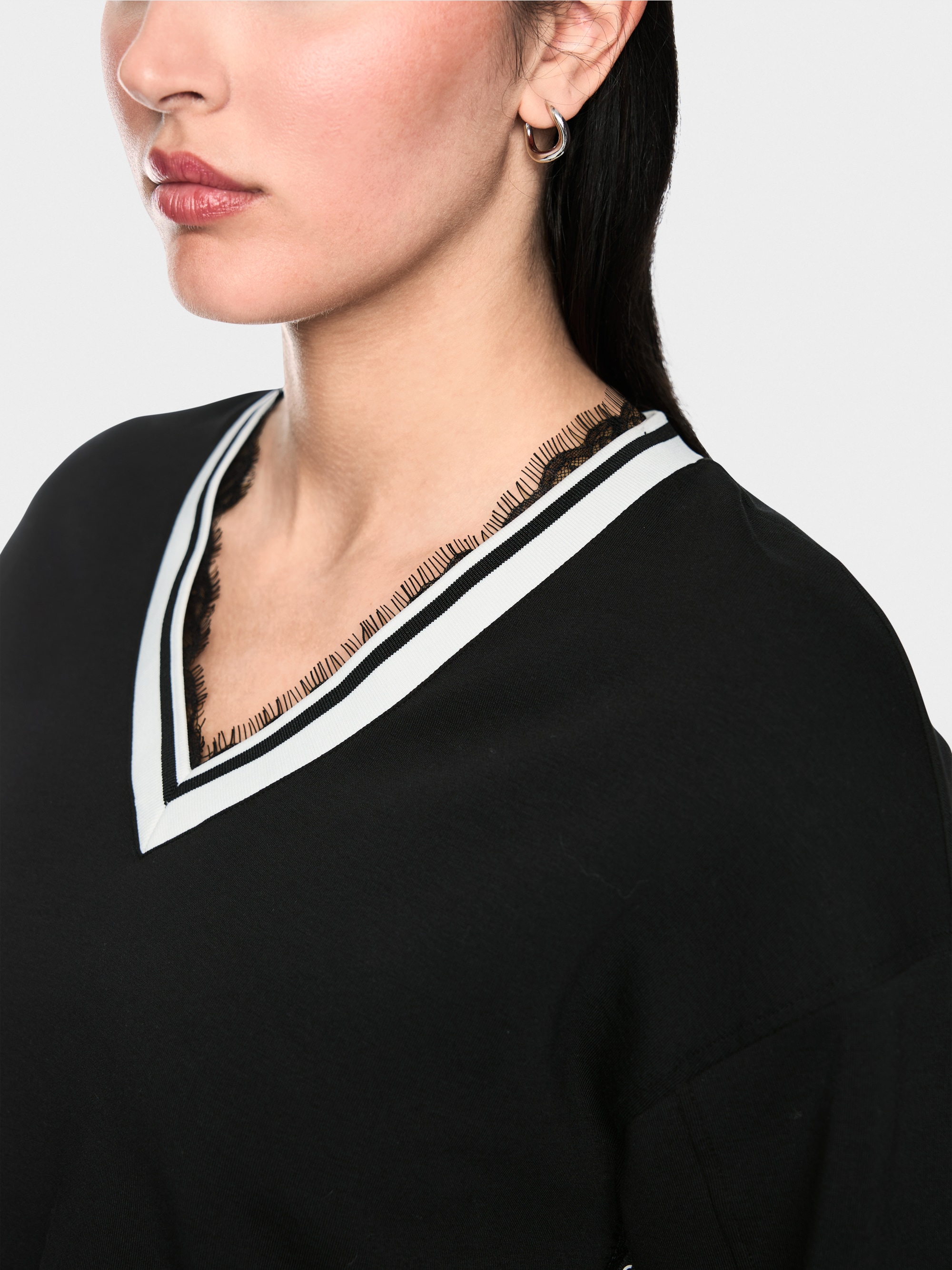 Sweatshirt with delicate lace details