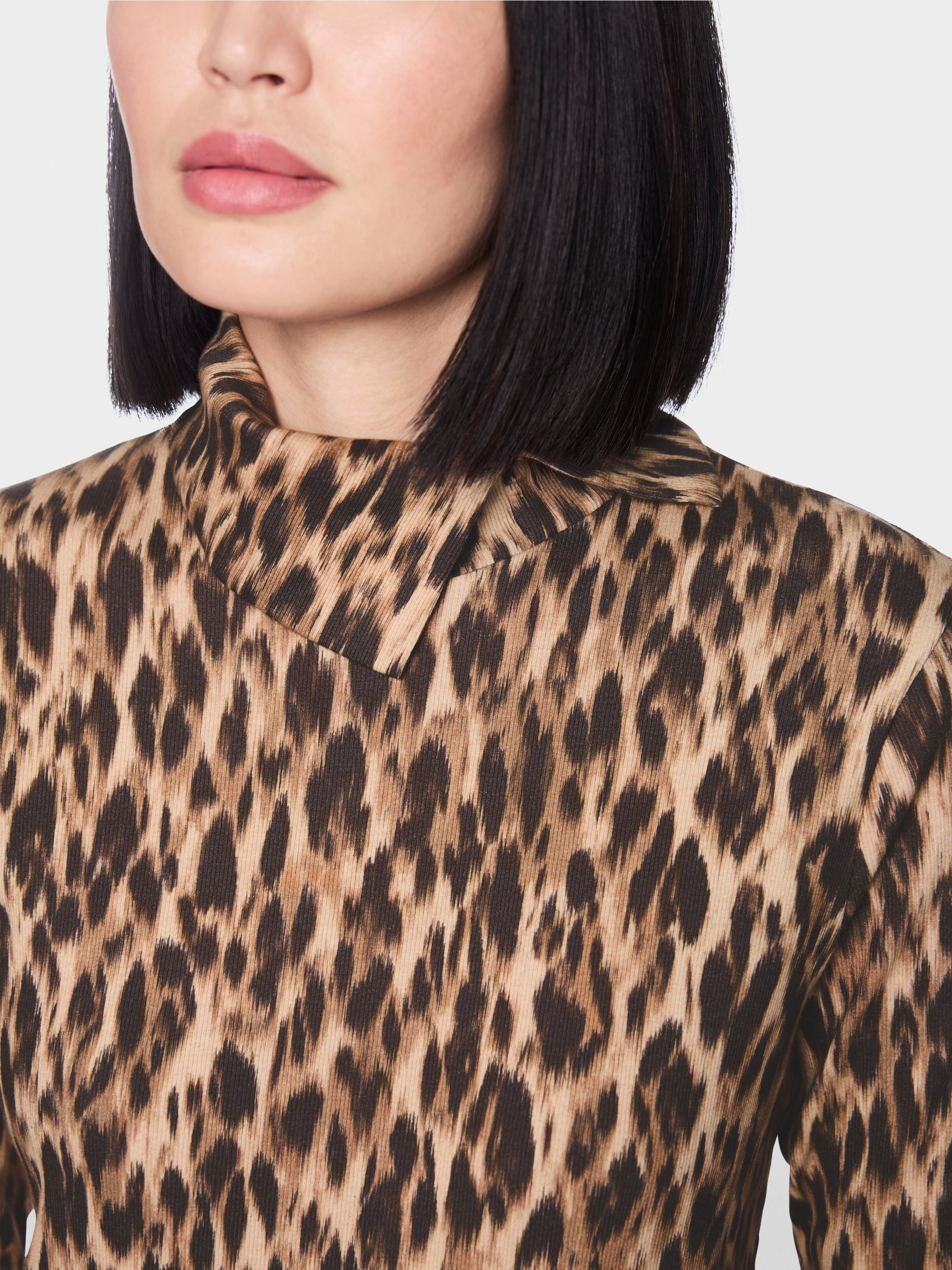 Long-sleeved leopard print roll neck top