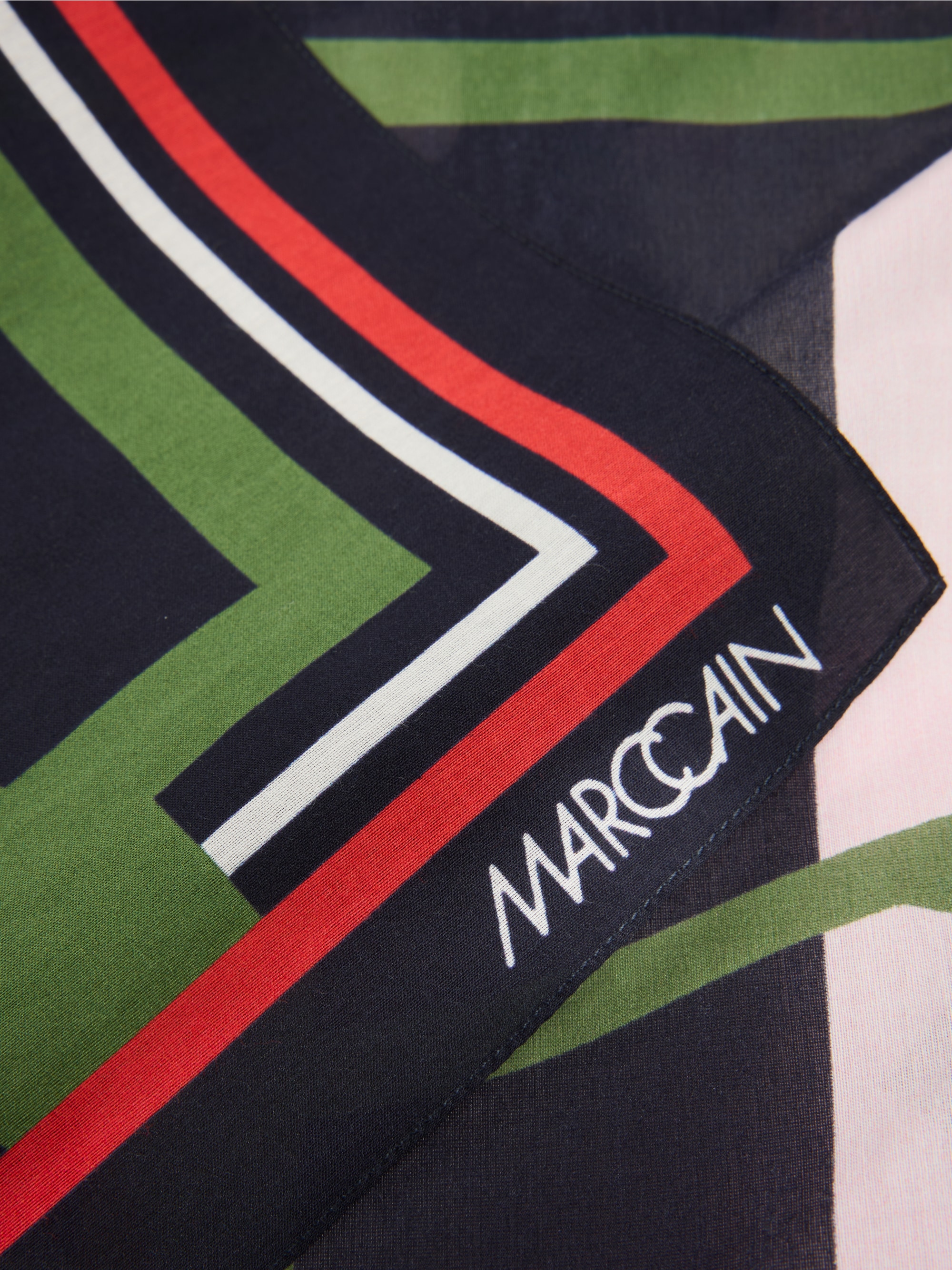 Foulard à motifs typographiques et floraux