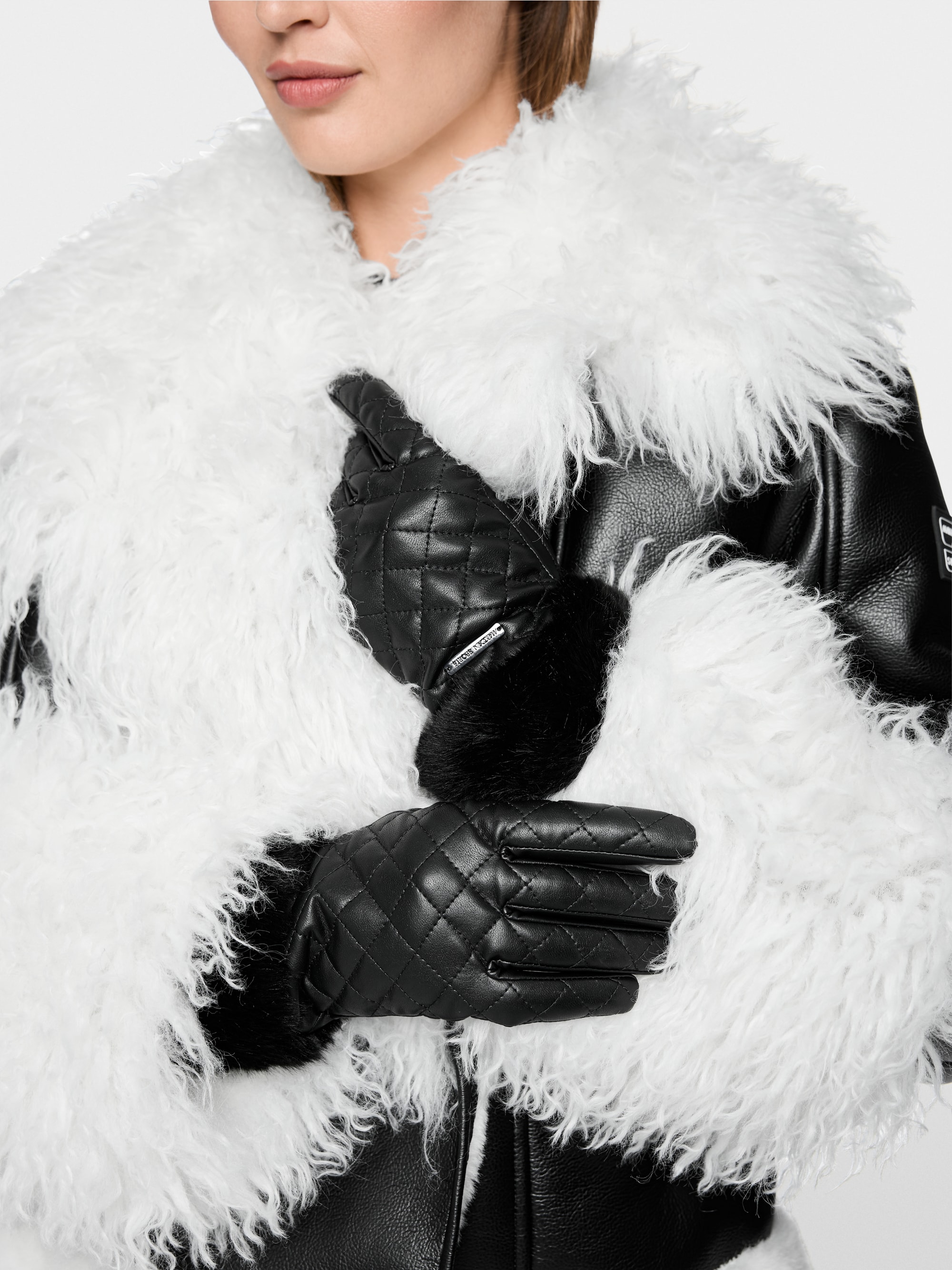 Faux leather gloves with faux fur