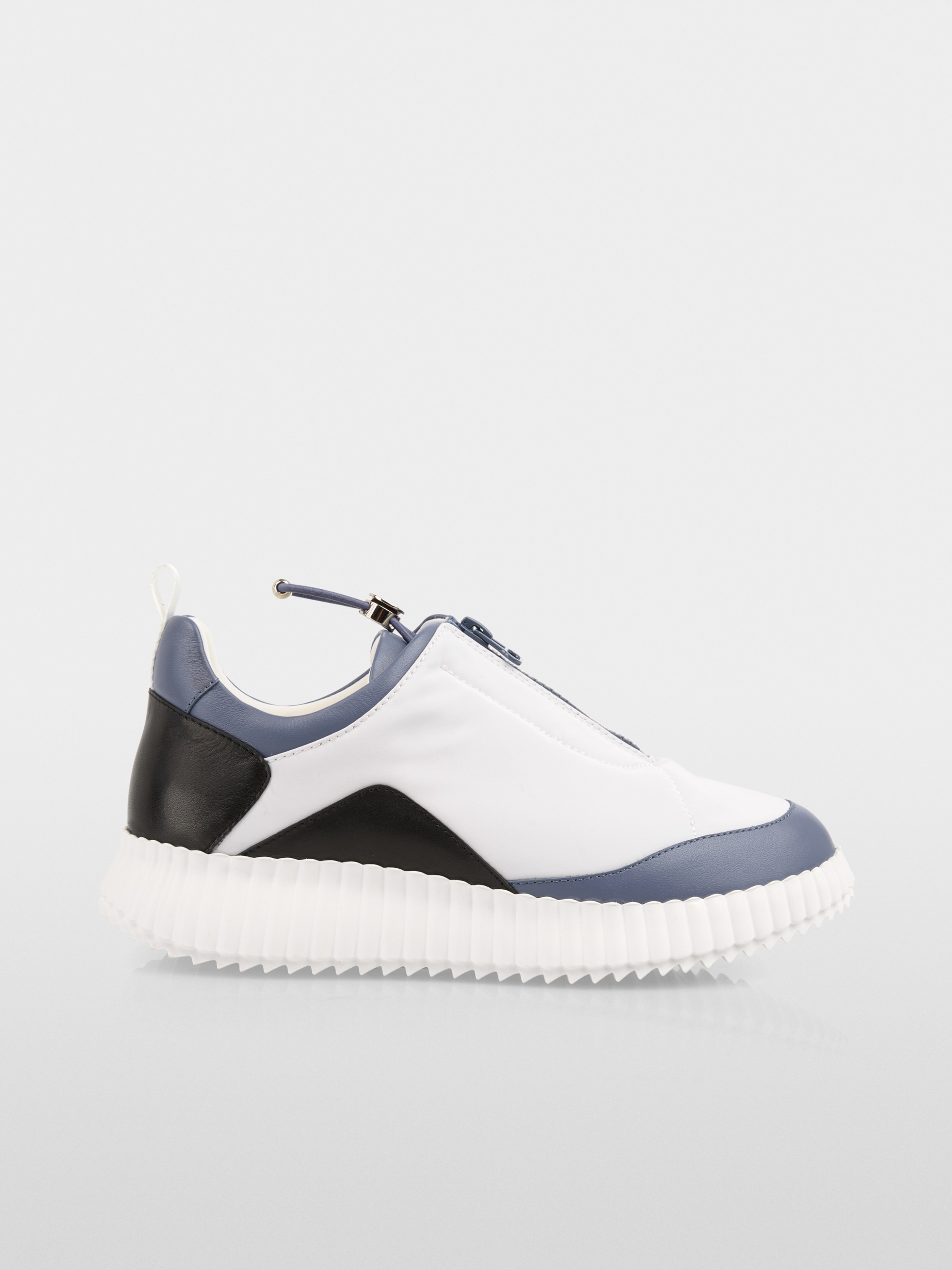 Sneakers with zip