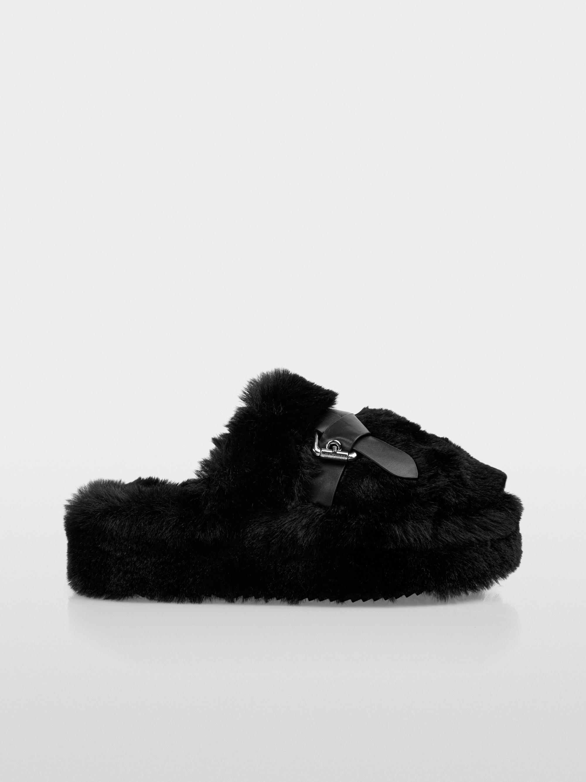 Fluffy slippers with faux lambskin