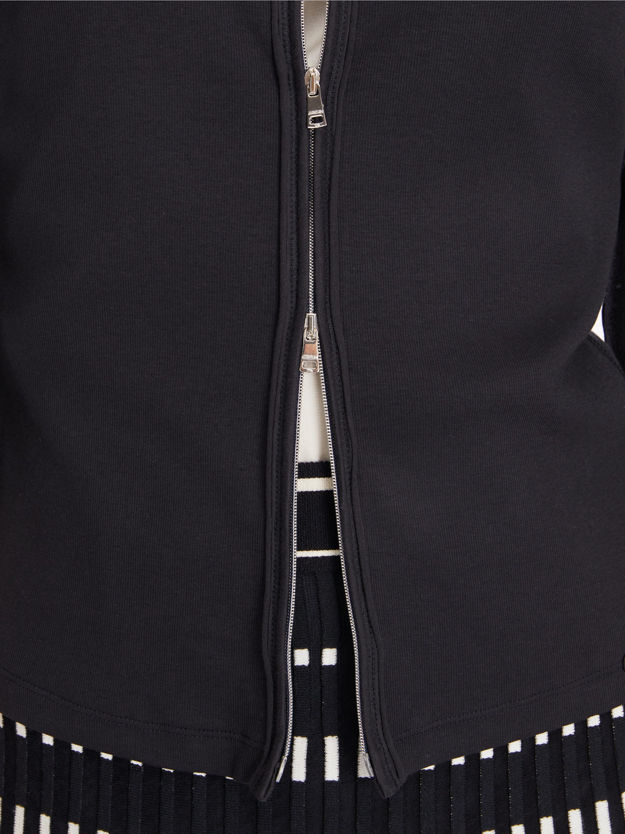 Sportive Jacke mit Rüschendetail