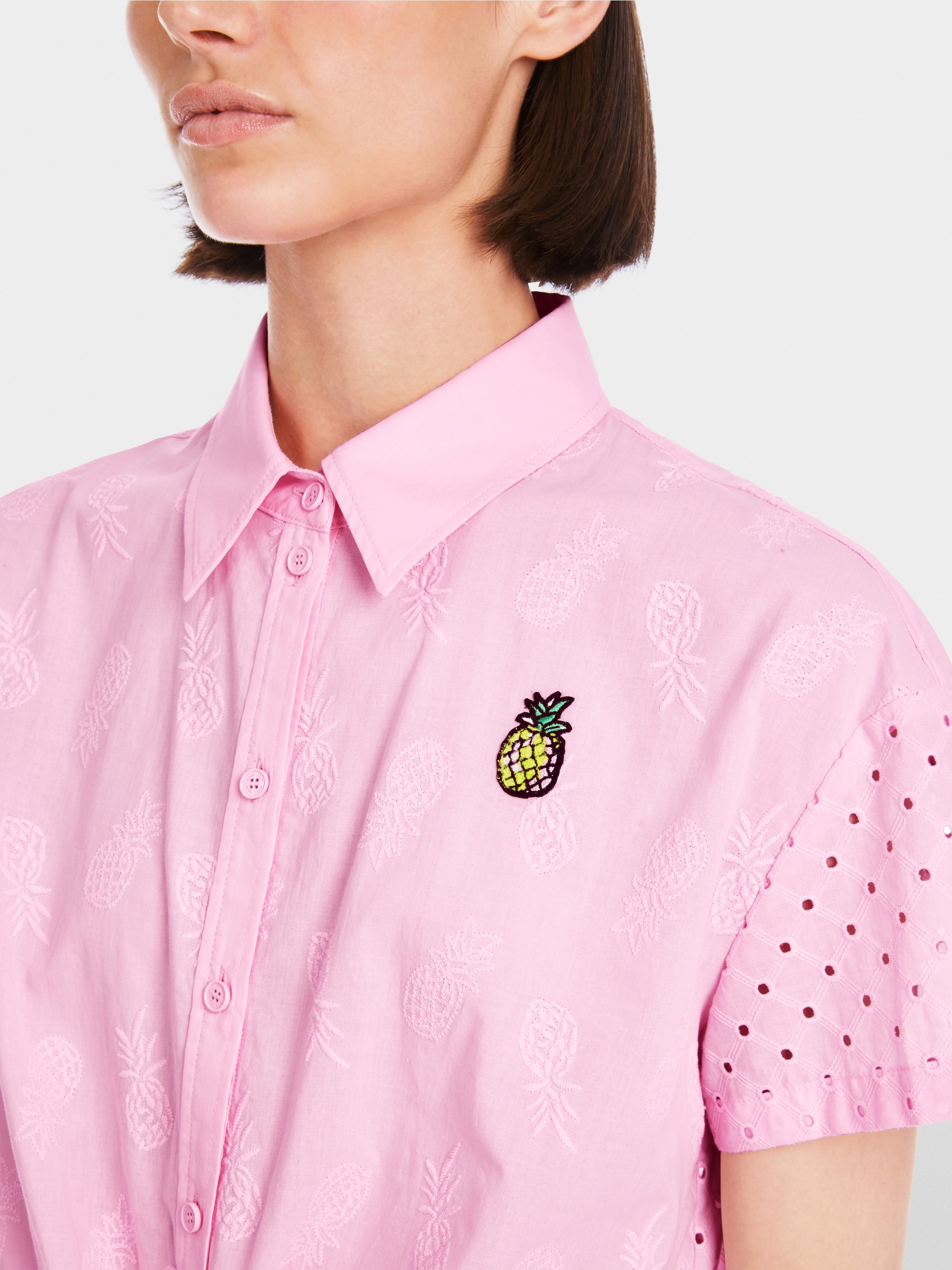 Bluse in tonaler Stickerei