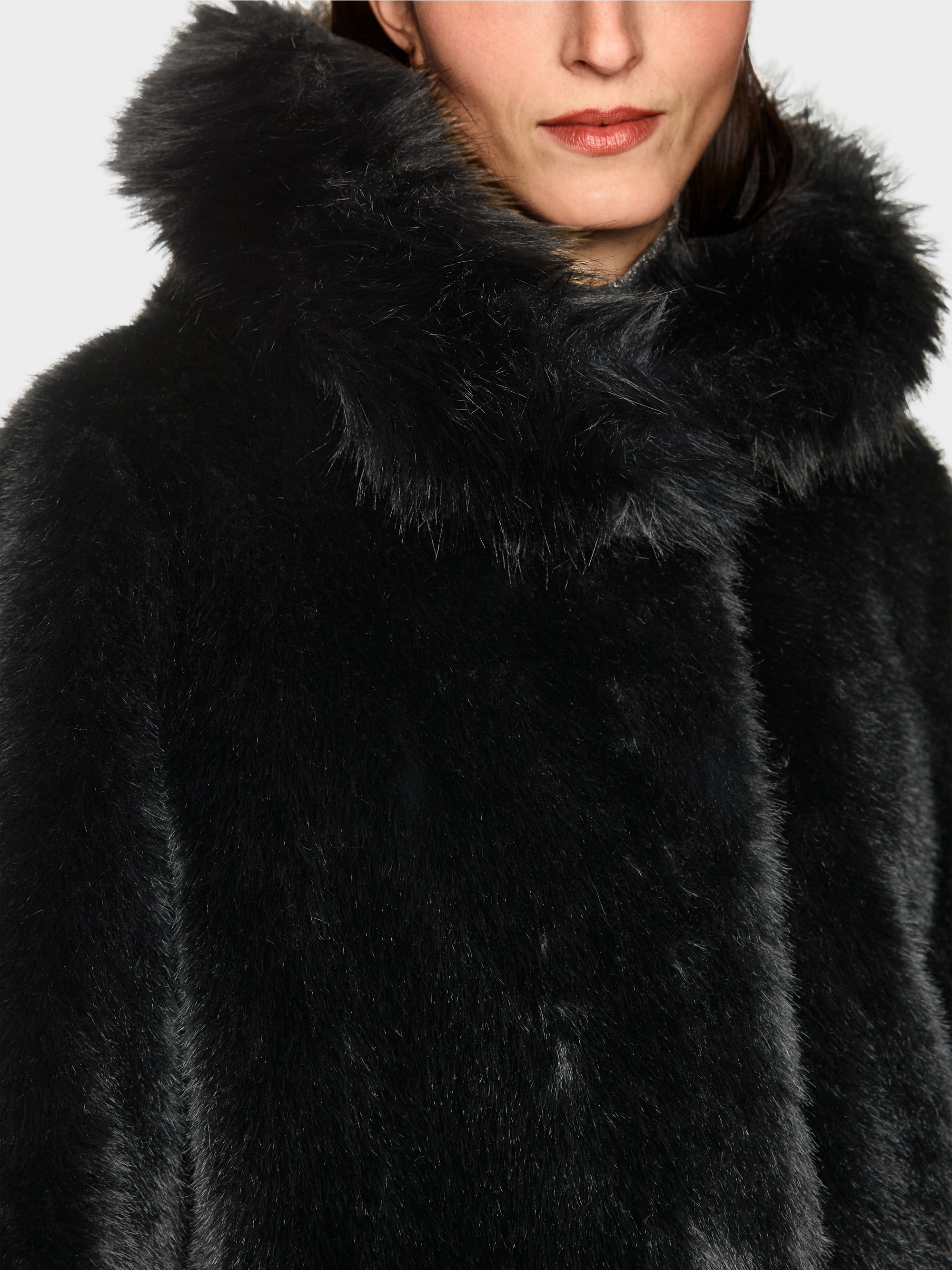 Mantel aus Fake Fur mit Kapuze