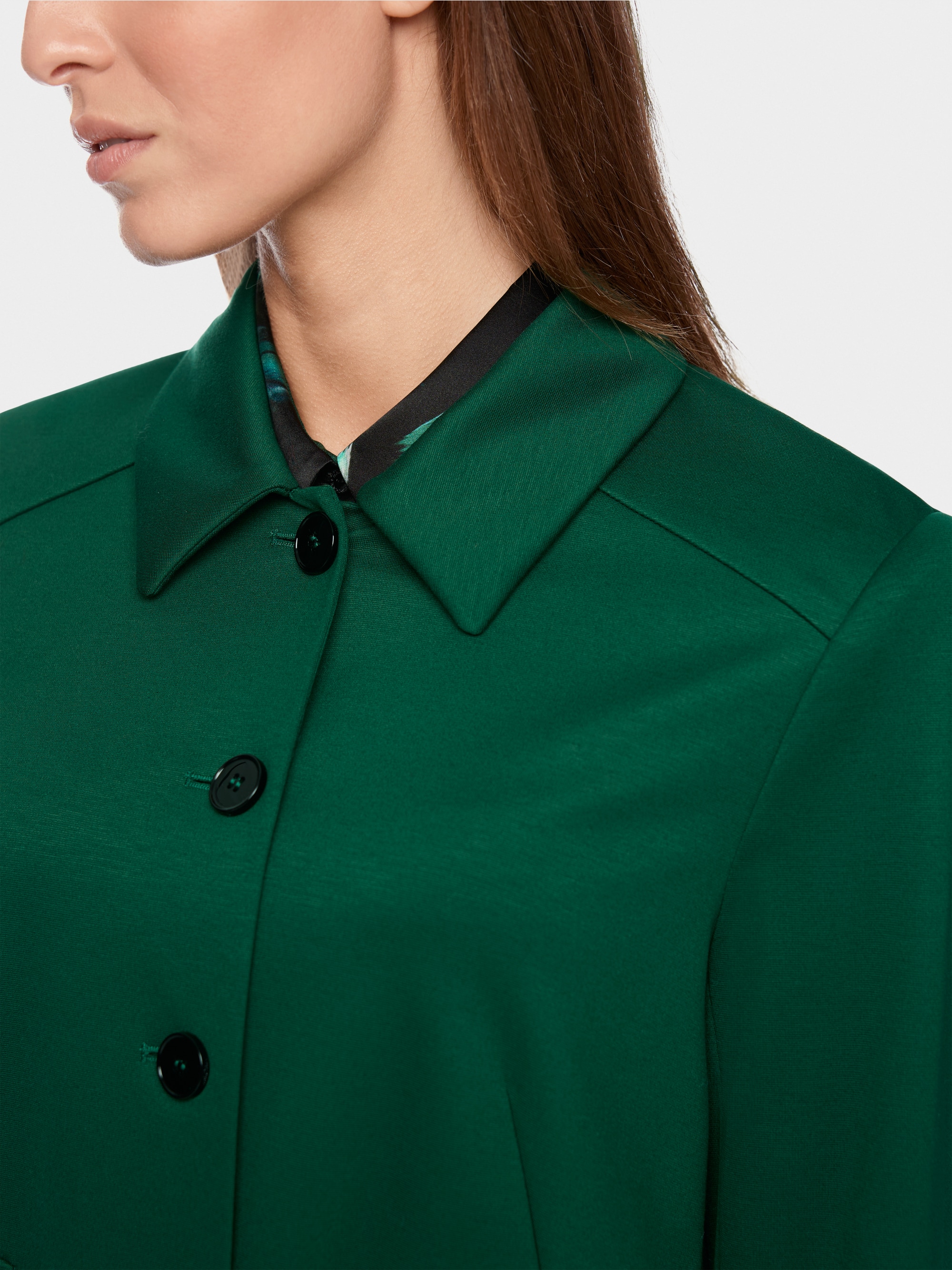 Short jacket with sleeve slits