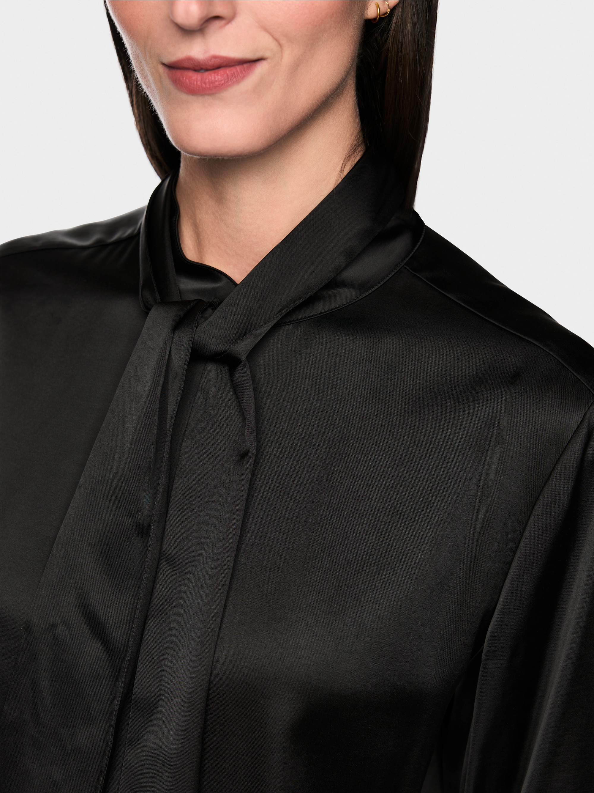 Vrouwelijke blouse met strik