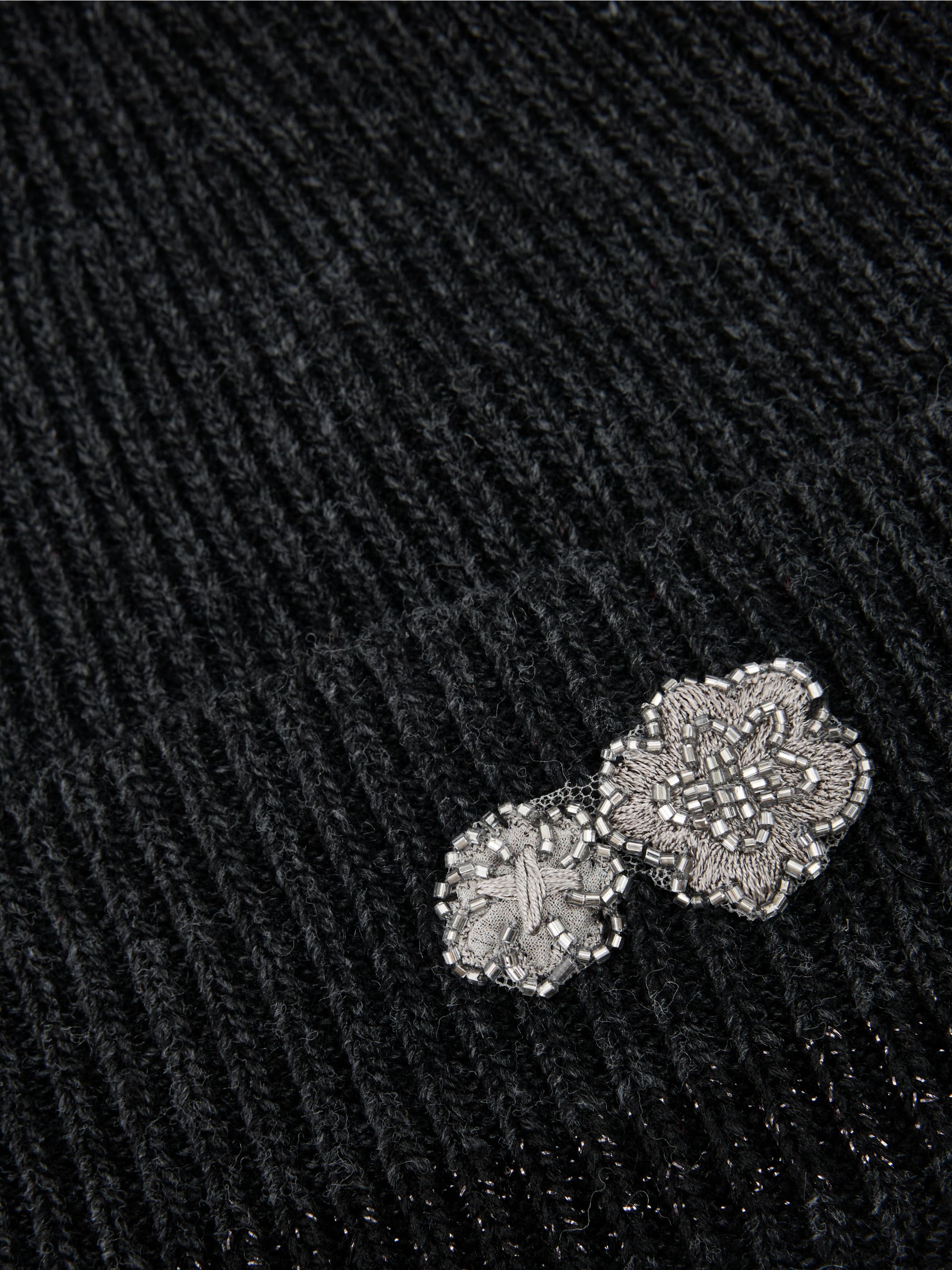 Bonnet en maille fine avec application de fleurs
