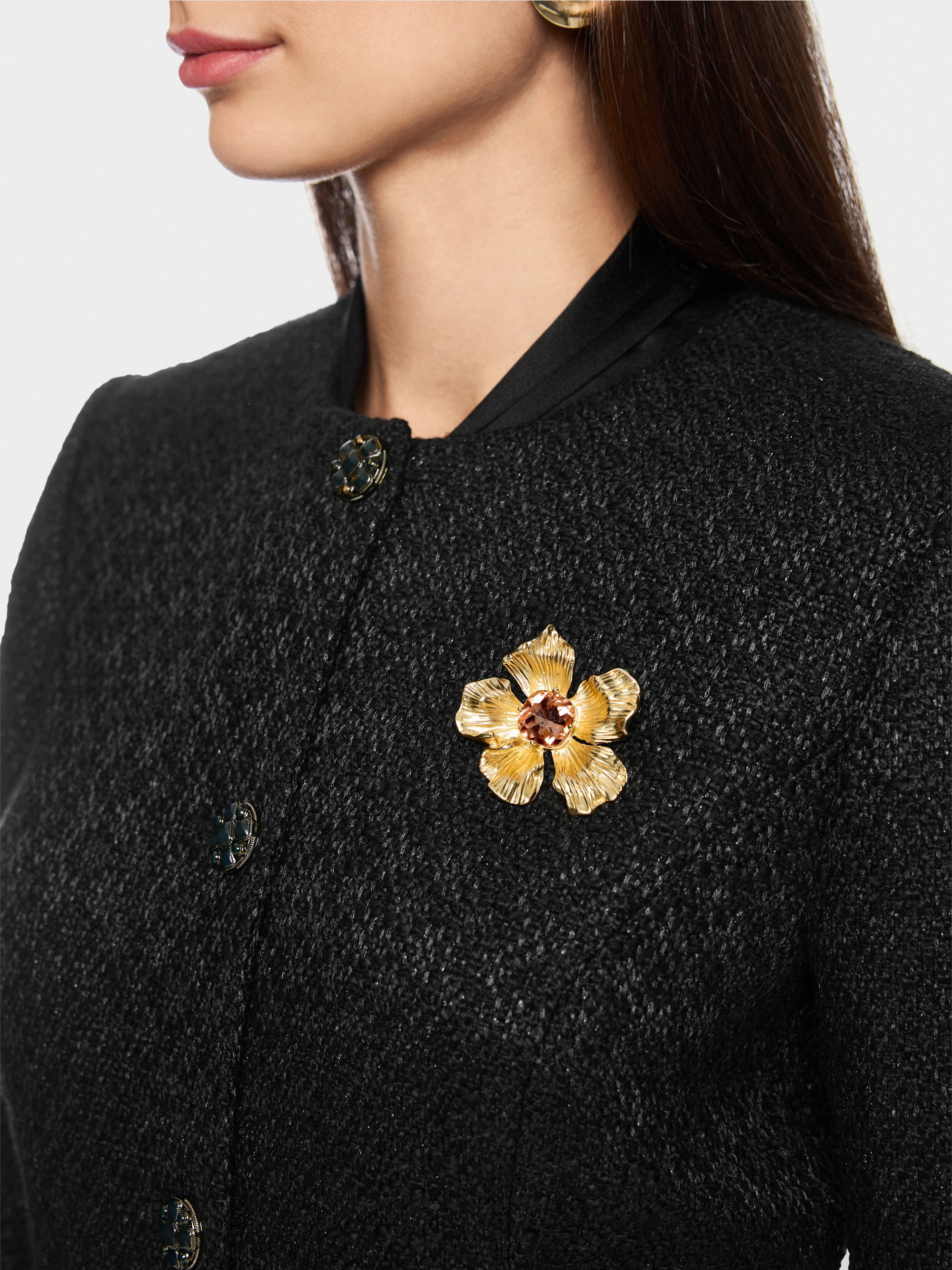 Goudkleurige bloemenbroche