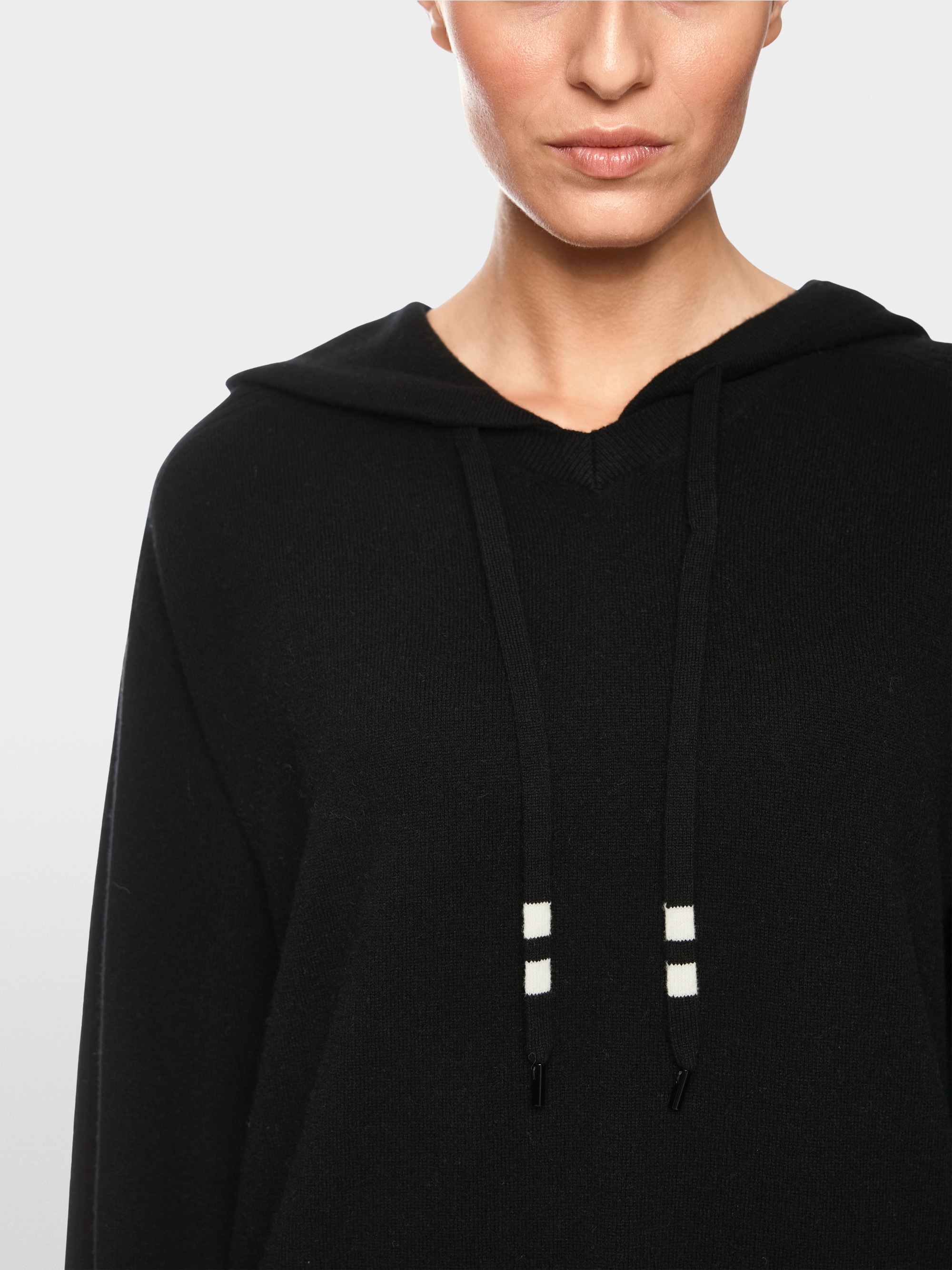 Fine knit dress with hood