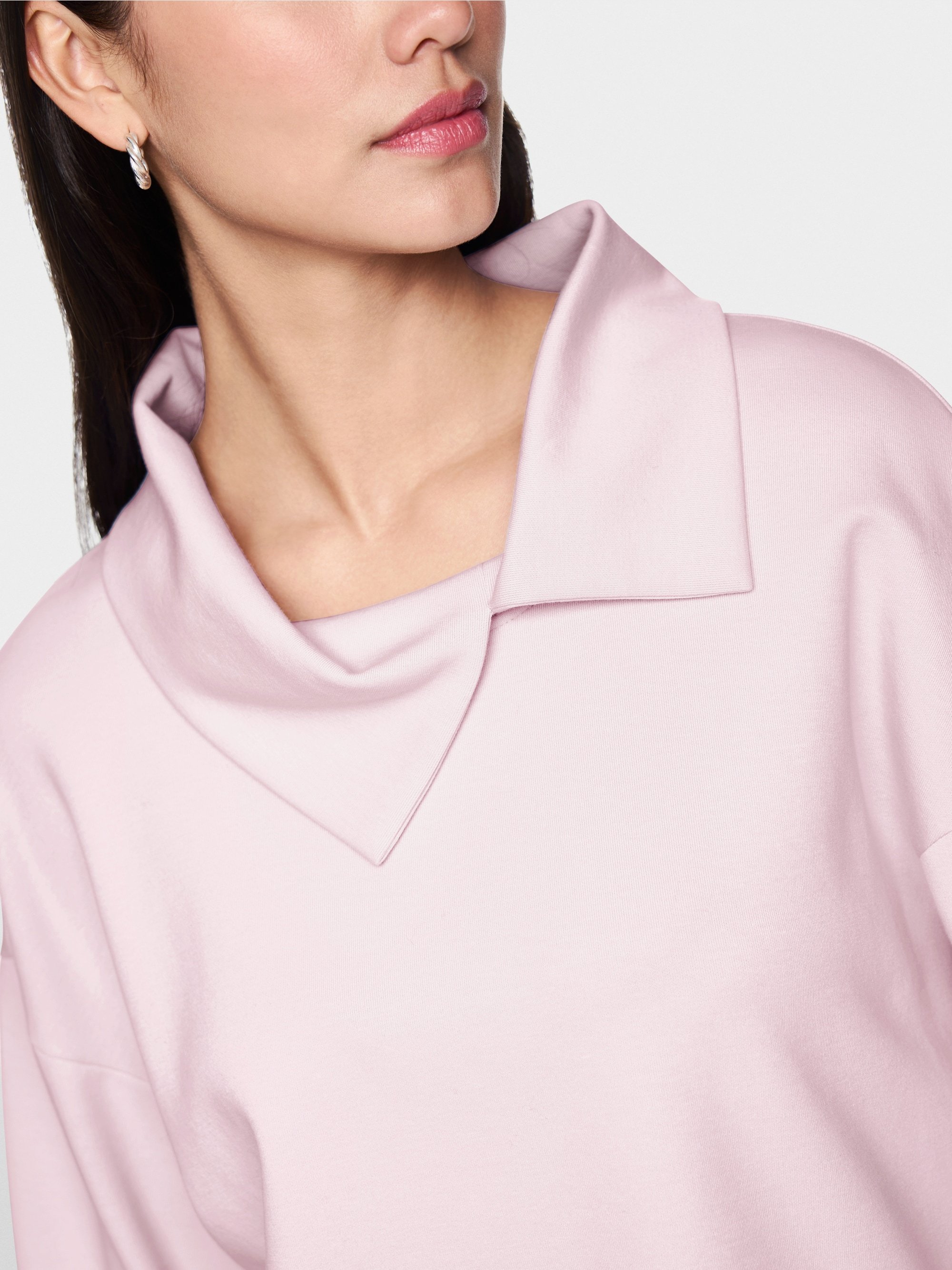 Sweatshirt with asymmetrical collar