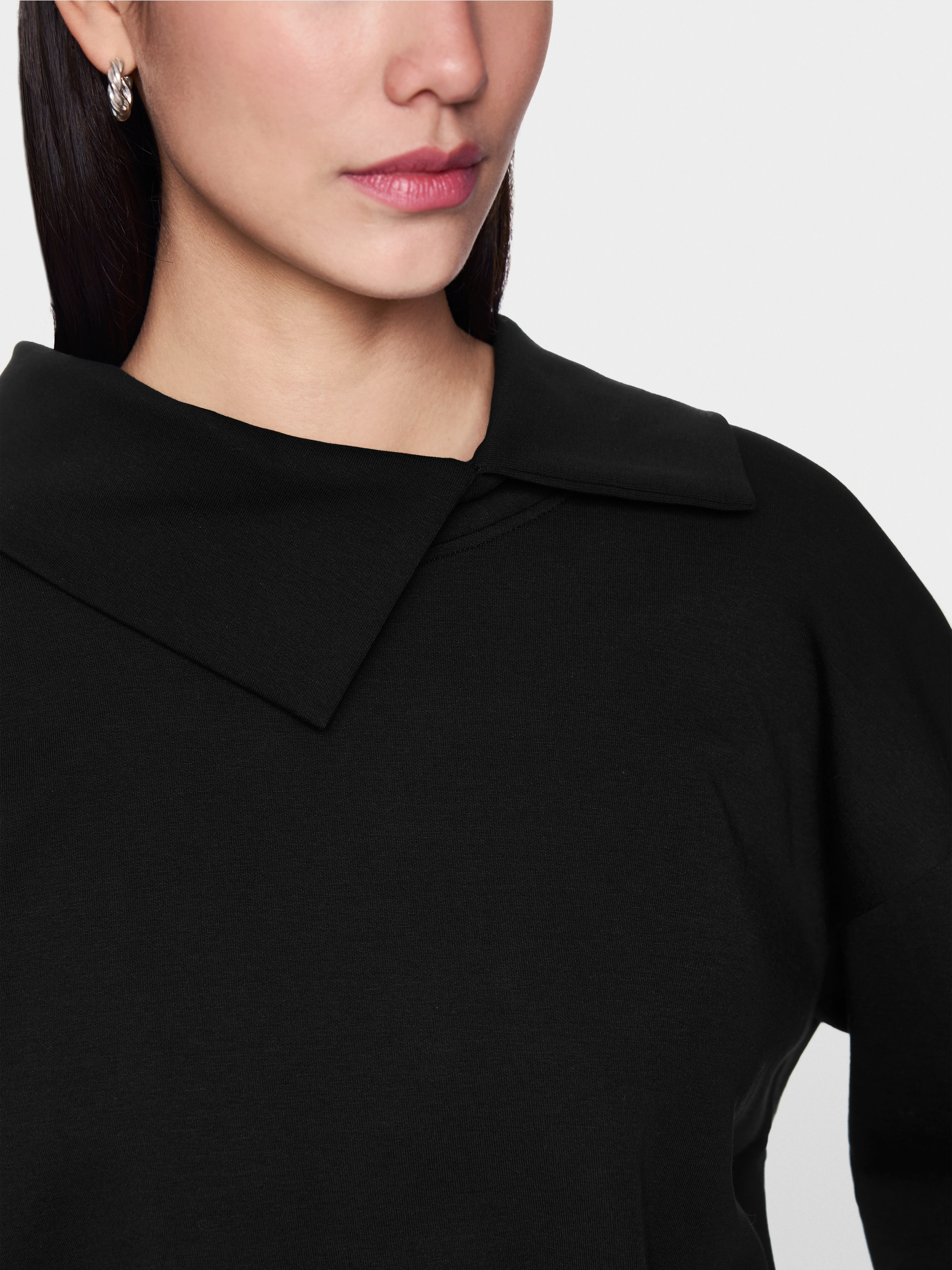 Sweatshirt with asymmetrical collar