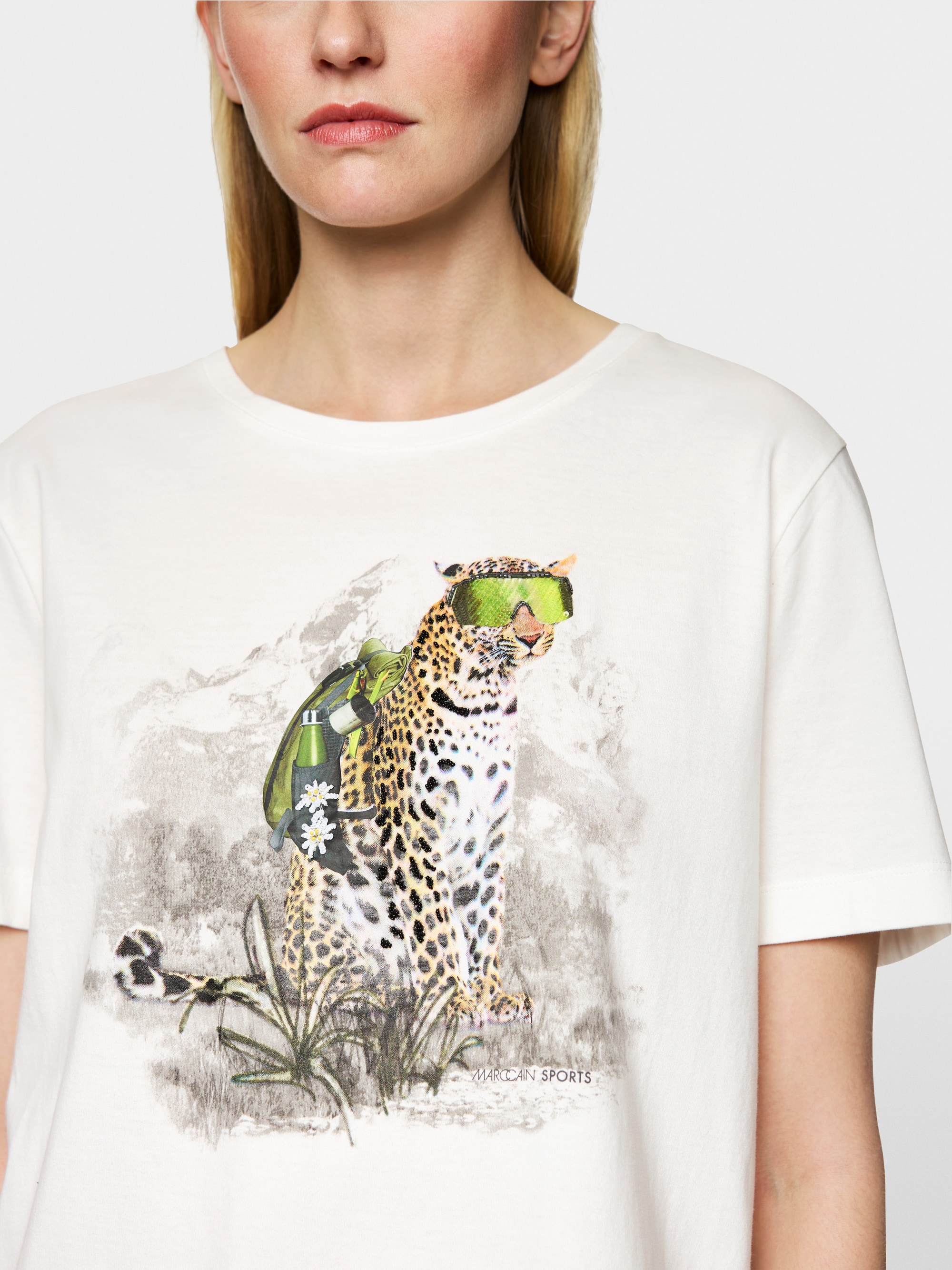 T-shirt avec léopard en randonnée