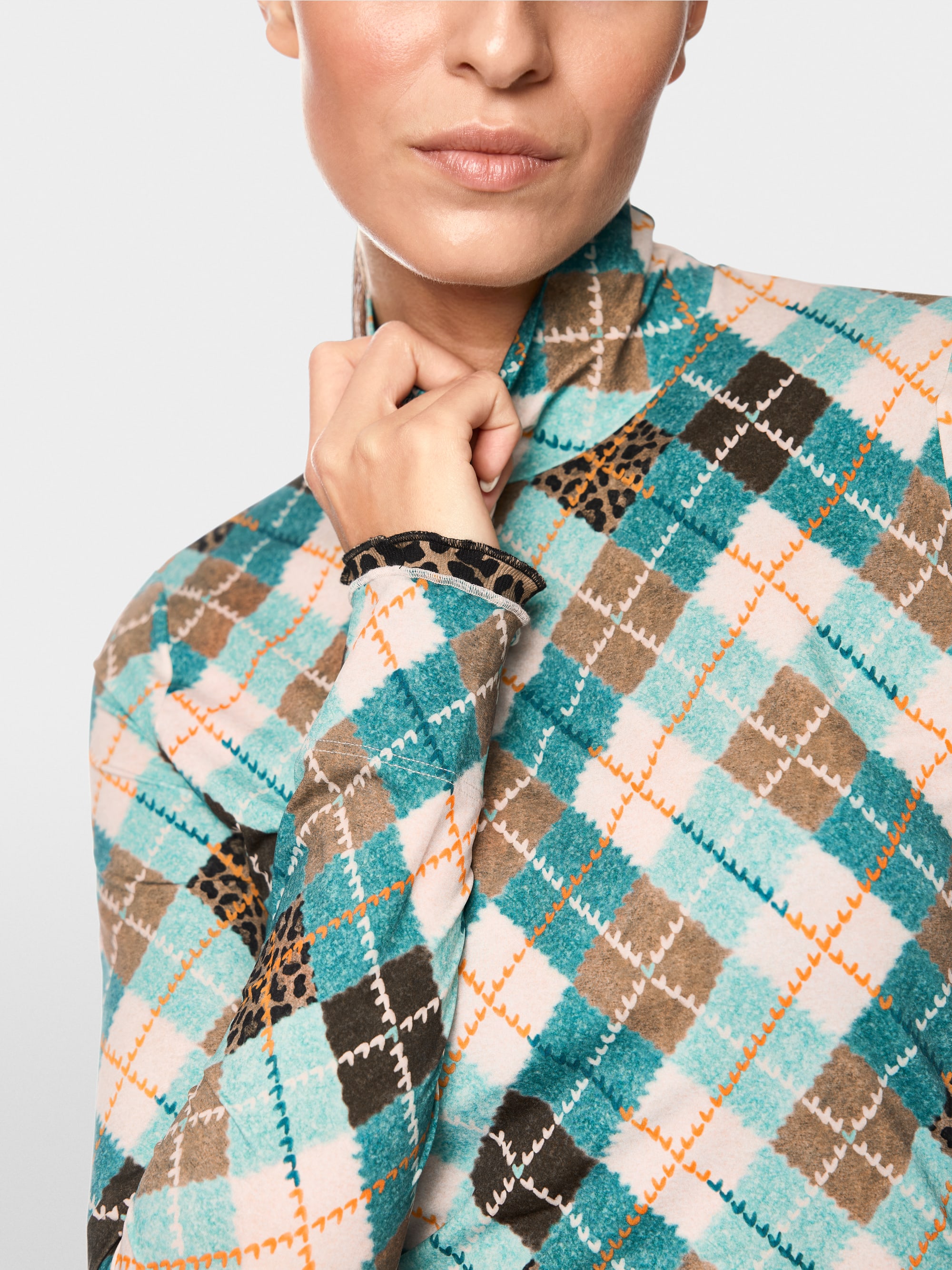 Fitted long-sleeved turtleneck shirt
