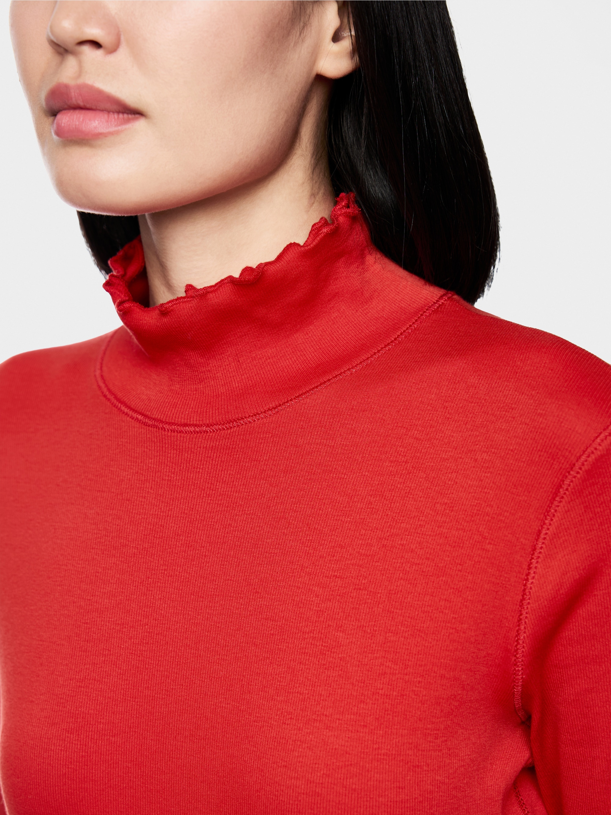 Plain long-sleeved turtleneck shirt