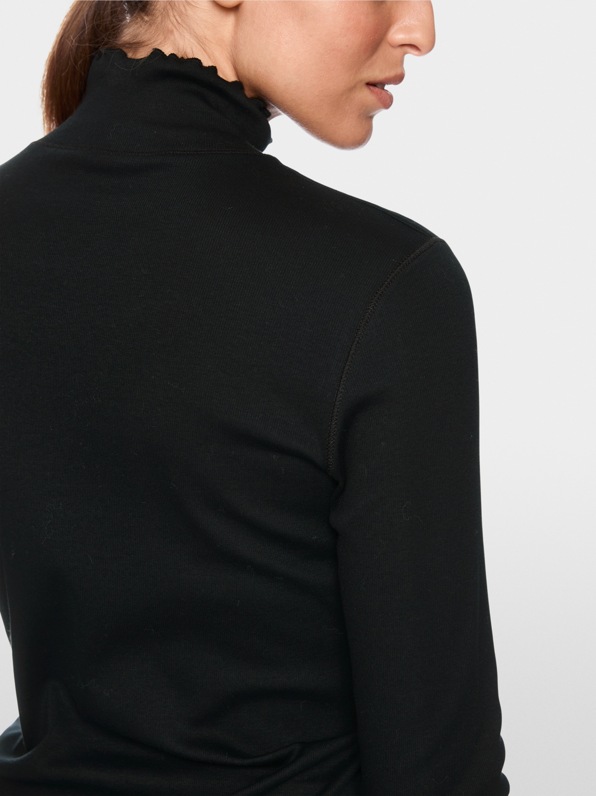 Plain long-sleeved turtleneck shirt