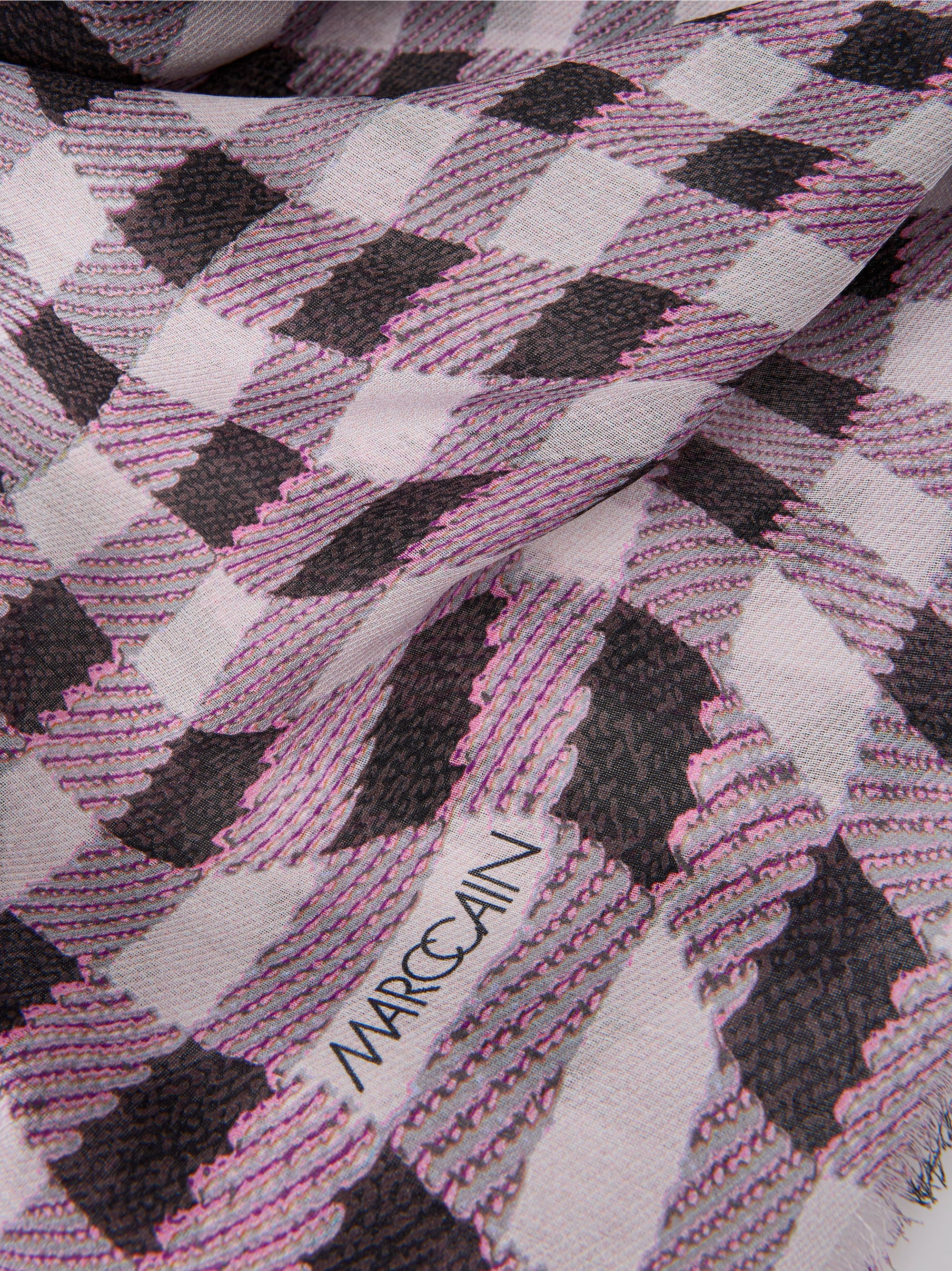 Scarf with checked pattern