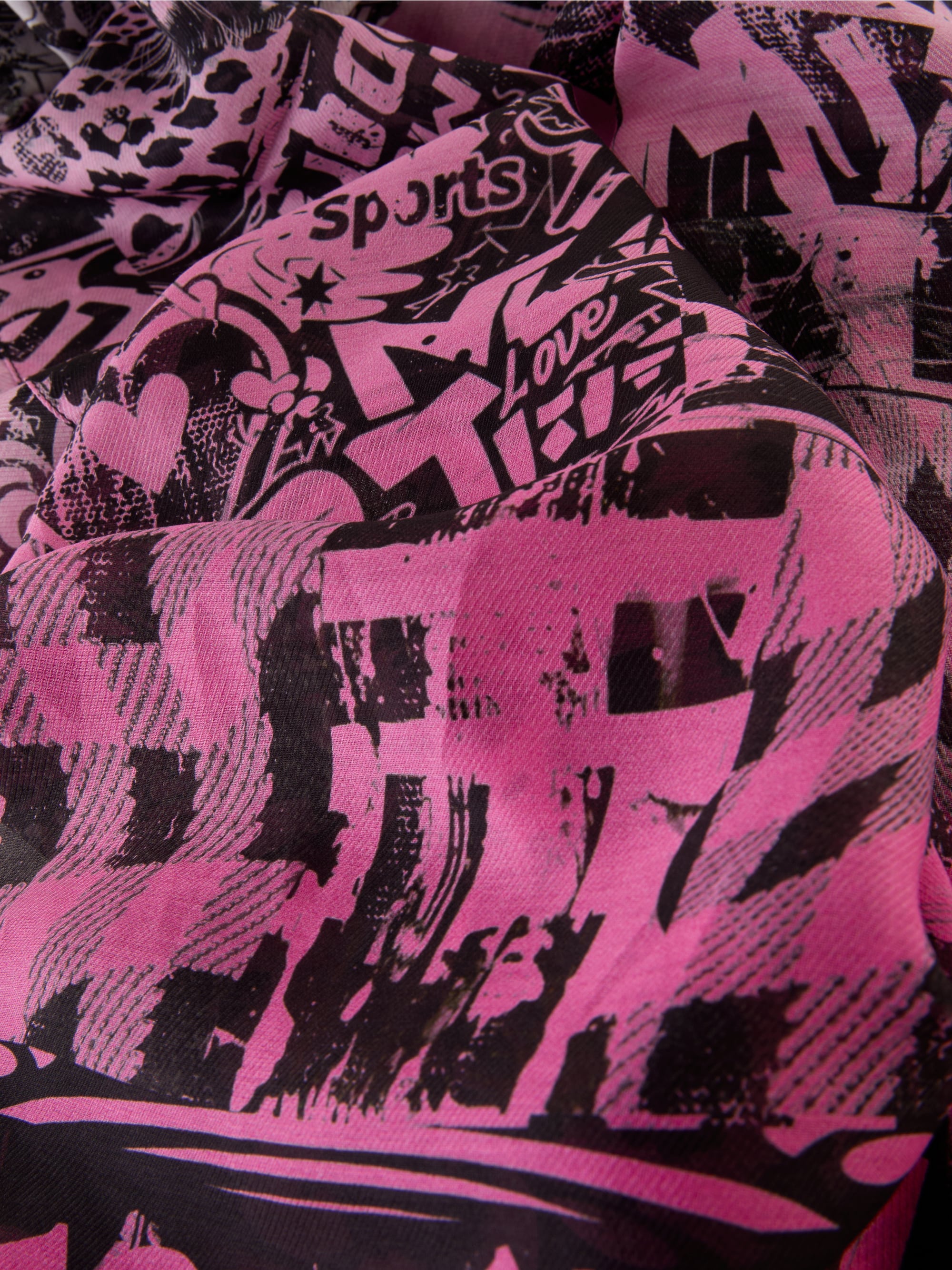 Scarf with graphic pattern