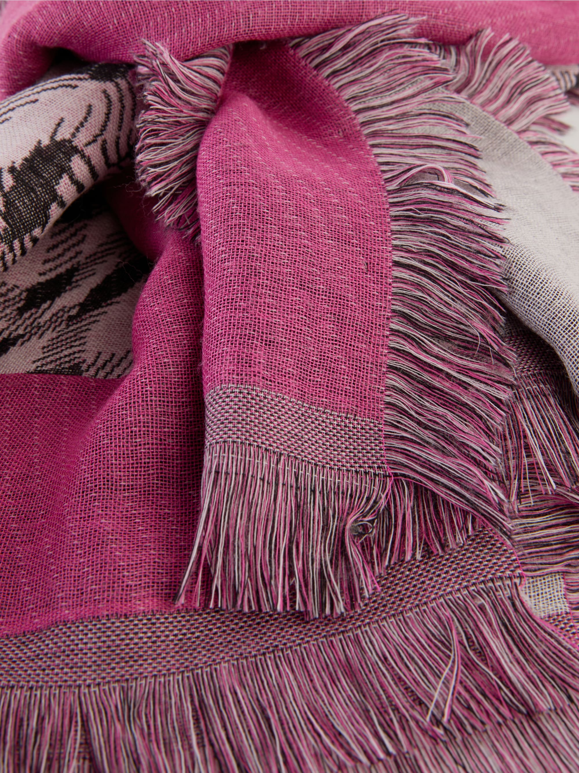 Lightweight scarf with checked pattern