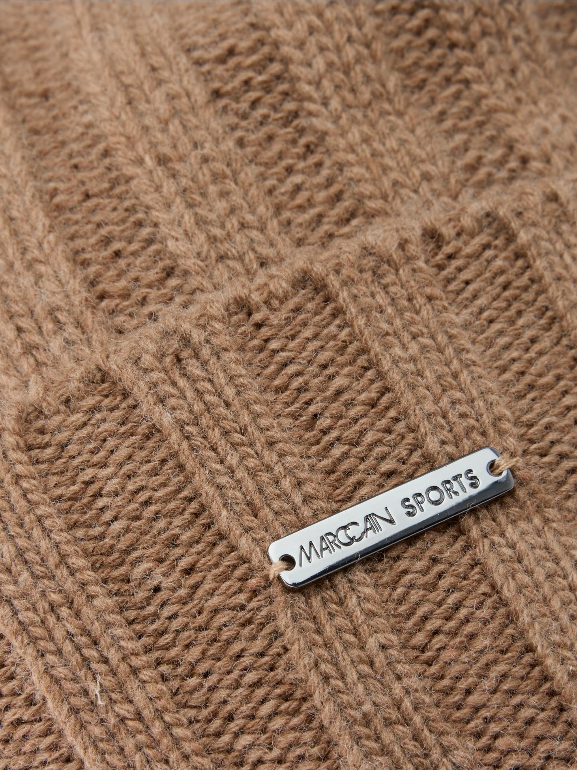 Elegant knitted hat with cashmere