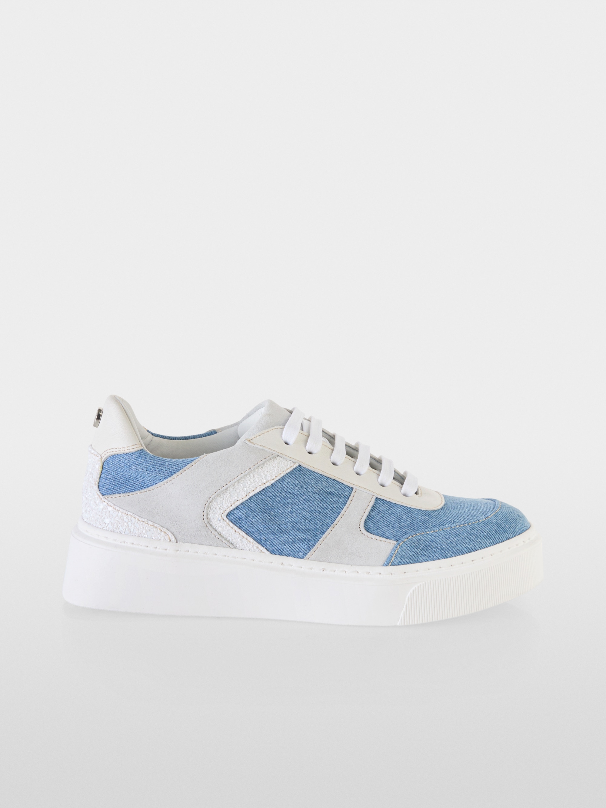 Sneaker van een mix van materialen
