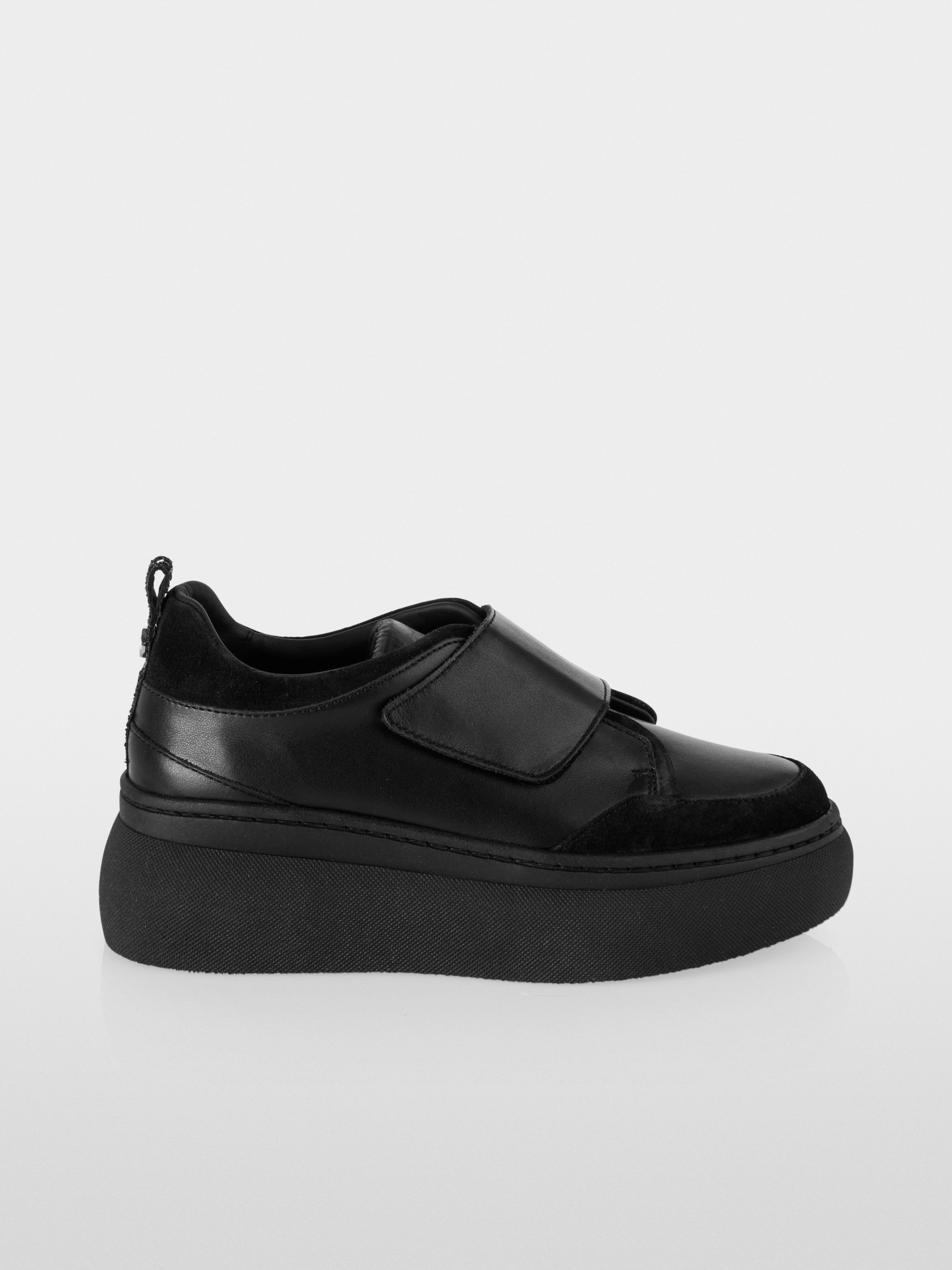 Moderner Sneaker mit Klettverschluss